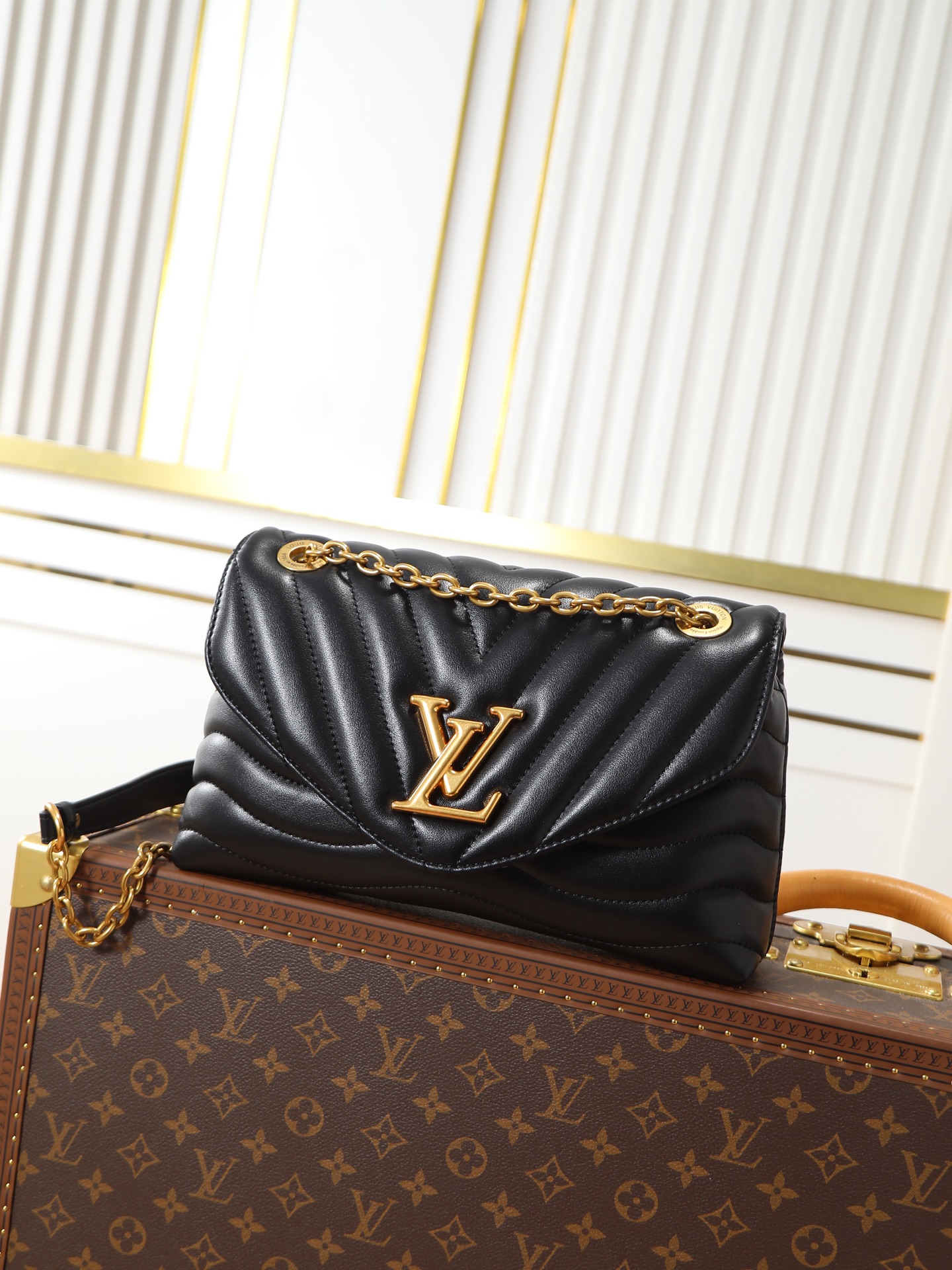 NO:719838,[Top original order 163 transcoding chip] M58552 black LV NEW WAVE chain bag V-shaped quilted chain bag handbag. The vintage gold color chain slides through engraved small holes, while the folding fastener makes it soft. Due to its multiple compartments, the interior makes it easier to place women's necessities, and the easily identifiable LV badge logo chain bag. Detailed size 24x14x9cm, LV [top original order], louis vuitton, gold19860909【顶级原单 163变码芯片】M58552黑 LV NEW WAVE 链条包V形绗缝的链袋手袋 复古黄金色链幻灯片通过雕刻小孔,而折叠扣件使其柔软.由于它的多个隔间,内部使女性的必需品更容易置放,容易识别的 LV 徽章标志的链条包. 详细尺寸24x14x9cm,LV【顶级原单】,louis vuitton,gold,Bag
