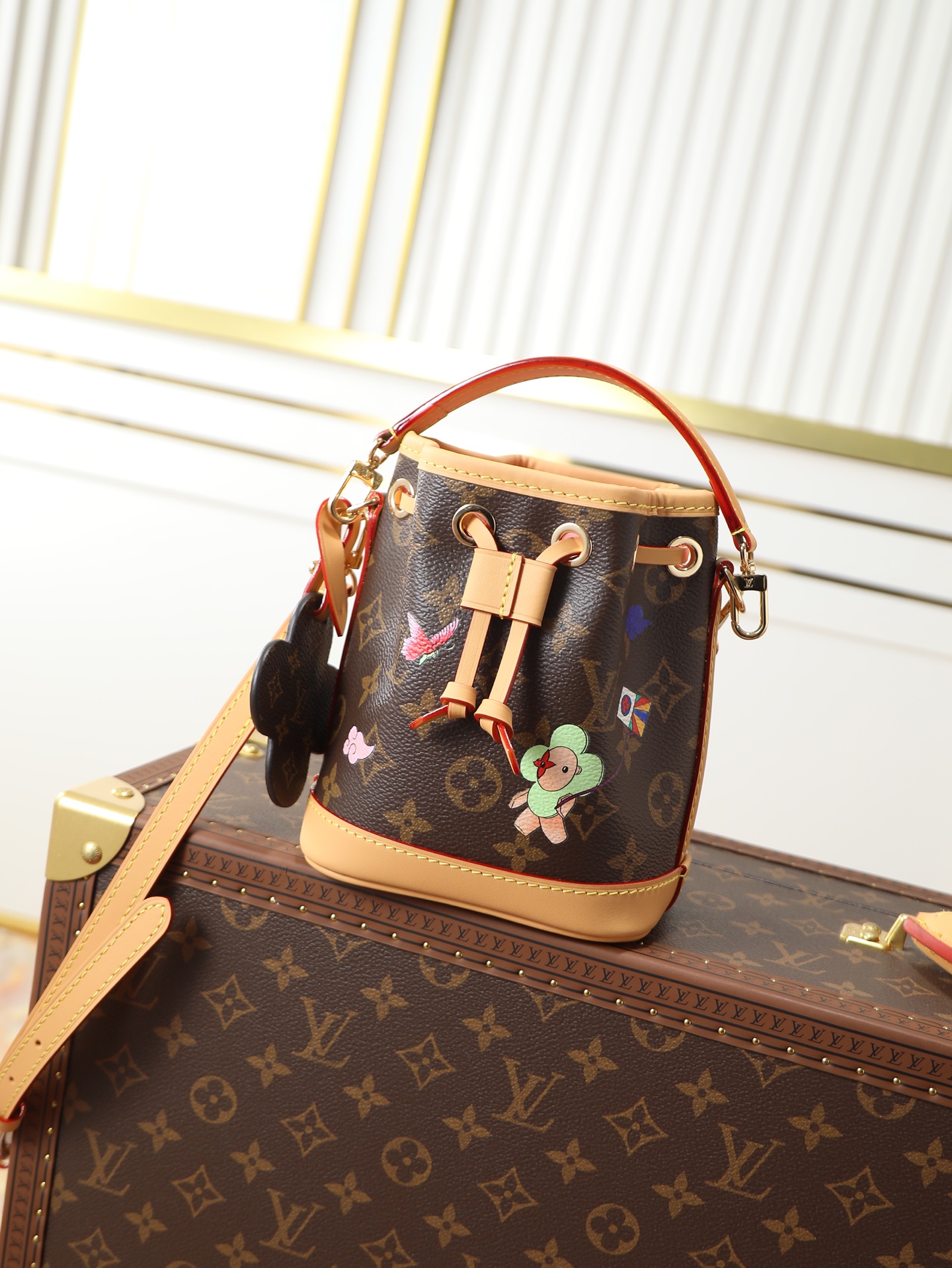 NO:688402,Top original single 163 chips M12221, M26623 To celebrate the holiday season and welcome the return of the brand mascot Vivienne, the Nano Noe handbag launches the Snow Show version. Monogram canvas shows the scene of the mascot playing happily in LV snowflakes, with removable Vivienne-shaped leather pendants, revealing the natural interest and dreamy atmosphere. Size 13 × 16 × 10 cm, LV [top original], louis vuitton19860909顶级原单163芯片M12221,M26623 为欢庆节日季并迎接品牌吉祥物Vivienne的回归,Nano Noe手袋推出Snow Show版本.Monogram帆布呈现吉祥物于LV雪花中欢乐嬉戏的场景,搭配可拆卸Vivienne造型皮革挂饰,流露盘然意趣和梦幻气息.尺寸13 × 16 × 10 cm,LV【顶级原单】,louis vuitton,Bag