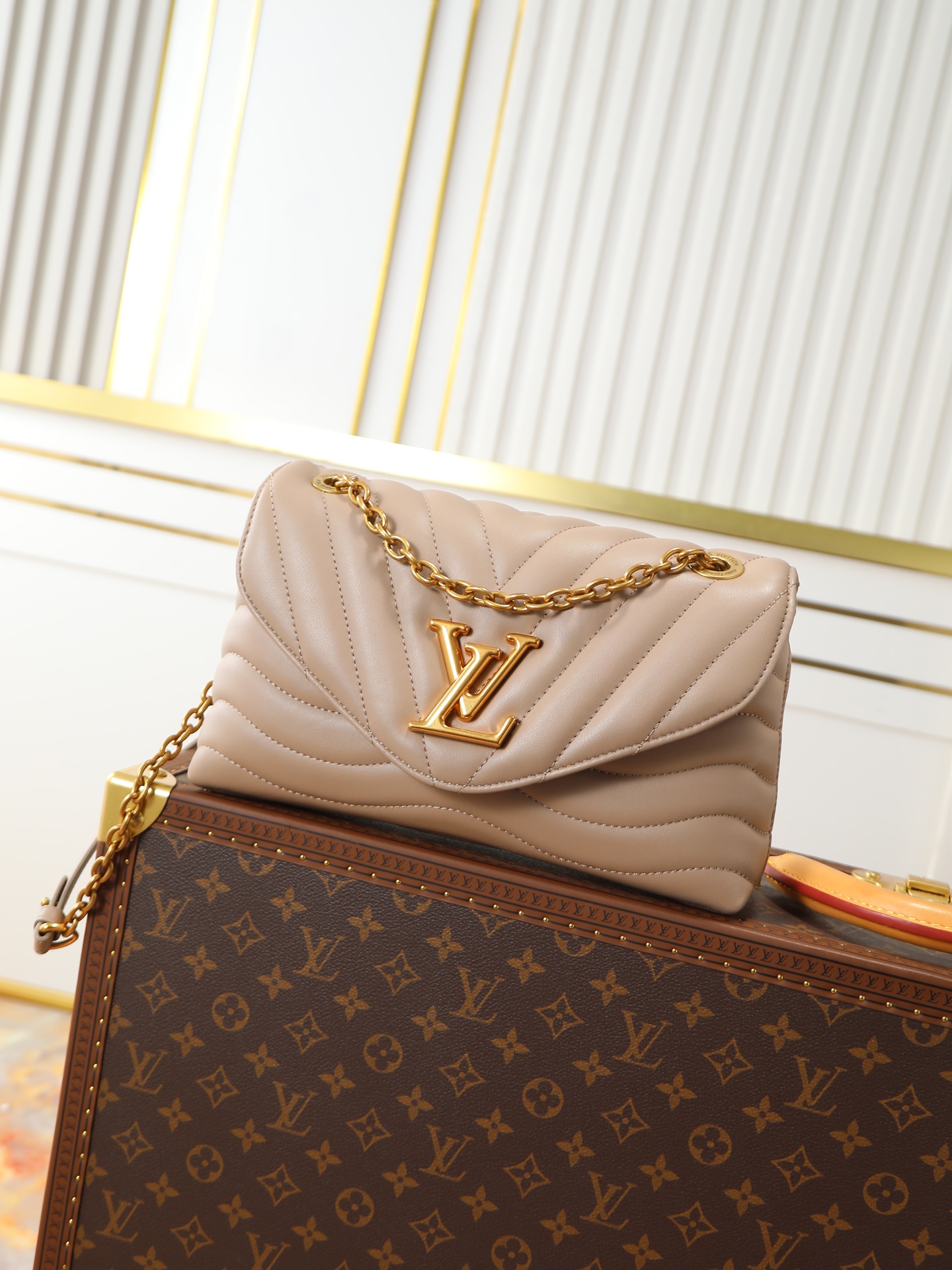 NO:741490,[Top original order 163 transcoding chip] M58550 khaki, 58552 black LV NEW WAVE chain bag V-shaped quilted chain bag handbag. The vintage gold color chain slides through engraved small holes, while the folding fastener makes it soft. Due to its multiple compartments, the interior makes it easier to place women's necessities, easy to identify the LV badge logo chain bag. Detailed size 24x14x9cm, LV [top original order], louis  vuitton,gold19860909【顶级原单 163变码芯片】M58550卡其,58552黑 LV NEW WAVE 链条包V形绗缝的链袋手袋 复古黄金色链幻灯片通过雕刻小孔,而折叠扣件使其柔软.由于它的多个隔间,内部使女性的必需品更容易置放,容易识别的 LV 徽章标志的链条包. 详细尺寸24x14x9cm,LV【顶级原单】,louis vuitton,gold,Bag
