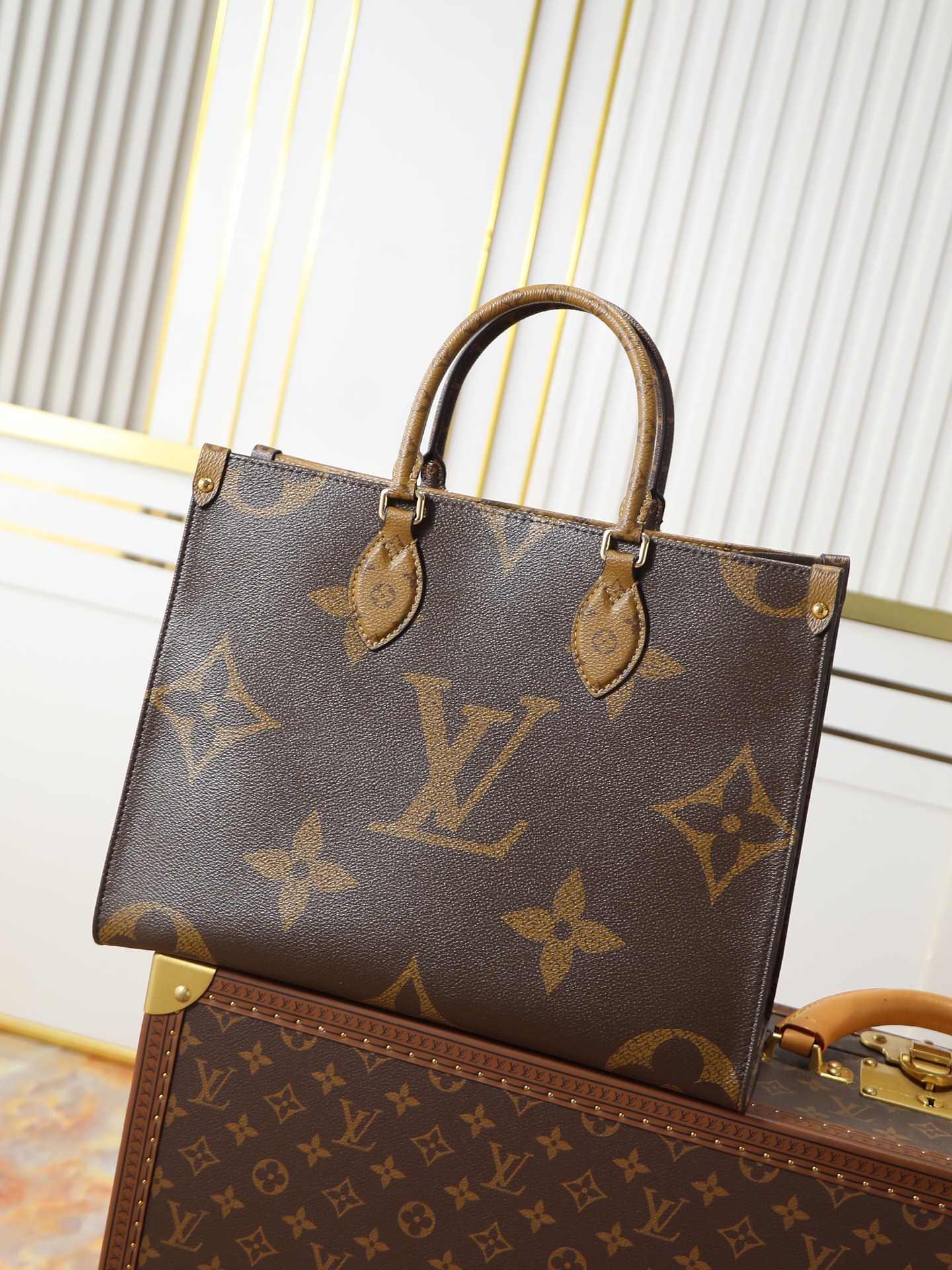 NO:701289,Top original 163 chip, [M45321 leather shoulder strap] Onthego medium handbag uses classic Monogram canvas and Monogram Reverse canvas on both sides to present different styles. Toron double handles and shoulder straps allow for multiple carrying methods. Pictured packaging 34.0 x 26.0 x 13.0 cm, LV [top original], louis vuitton, versace19860909顶级原单163芯片,【M45321皮肩带】Onthego 中号手袋将经典 Monogram 帆布与 Monogram Reverse 帆布分饰两侧,迥异风尚随心呈现.Toron 双手柄与肩带实现多种背携方式. 配图包装 34.0 x 26.0 x 13.0 cm,LV【顶级原单】,louis vuitton,versace,Bag