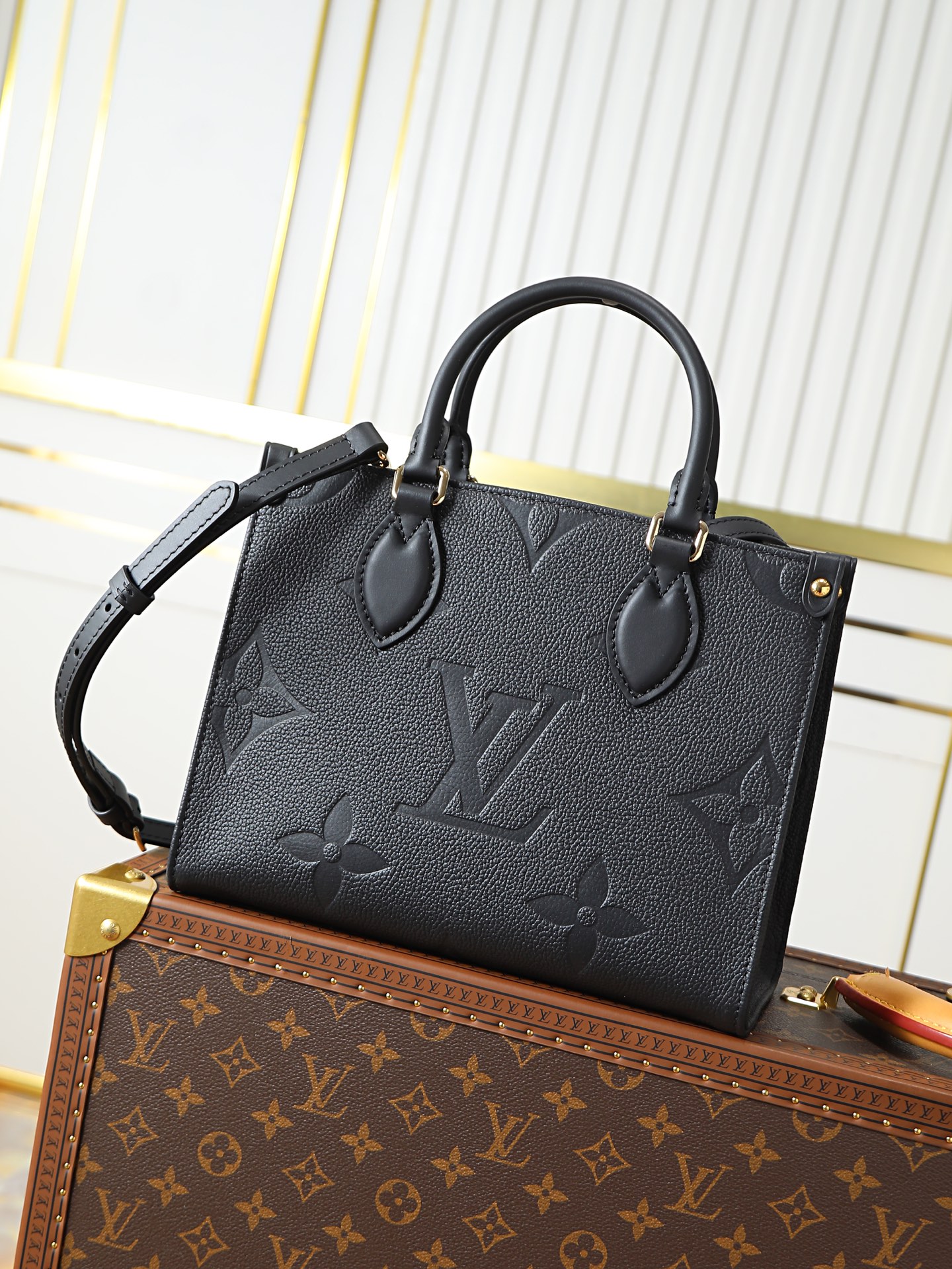 NO:719840,Top original single 163 code chip, small tote bag model M45653 is brand new and gives people a new feeling, classic and iconic shape, but it uses calfskin with patterns that are first printed and dyed and then embossed, which makes it look more high-end and more fashionable. This size is a benefit for small people, and it is more compact and cute!  Size 25*19*11.5cm, LV [top original order], louis vuitton, totes, cowhide19860909顶级原单163变码芯片,小托特包型号M45653全新的给人一种全新的感觉,经典的标志性的造型,但；采用了图案先印染后压纹的小牛皮,显得更加有高级感,更加时髦,这个尺寸更是小个子的福利,更加小巧可爱！尺寸25*19*11.5cm,LV【顶级原单】,louis vuitton,totes,cowhide,Bag