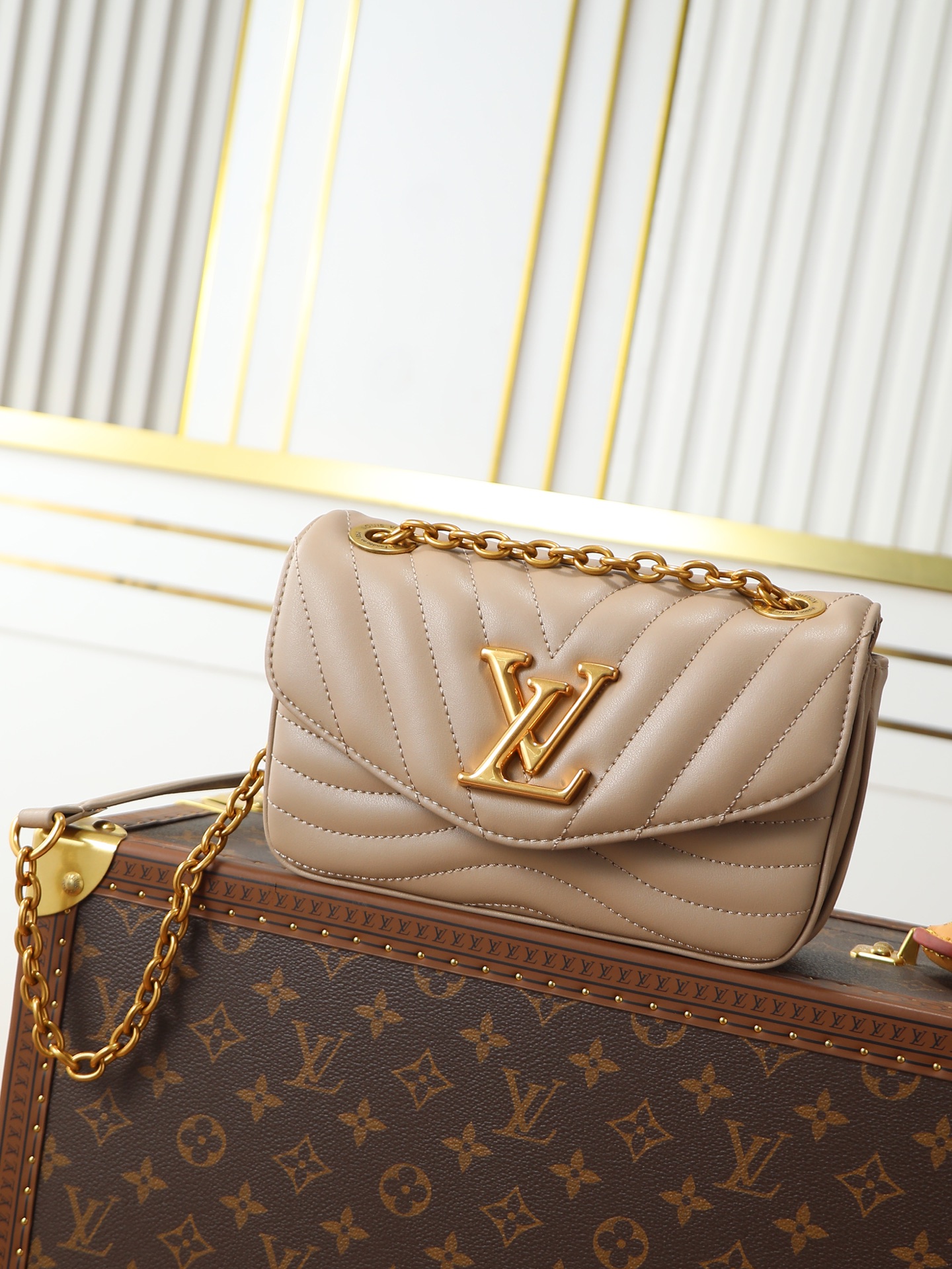 NO:719844,[Top original 163 transcoding chip] Model M20838 khaki, 20687 black New Wave small chain bag combines the Wave chain bag and the Multi Pochette Accessoires handbag. It is padded with quilted cow leather to create a wavy configuration, and the sliding chain shoulder strap enables long and short shoulder and cross-body options. Dimensions 21 x 12 x 9 cm (length x height x  wide), LV [top original order], louis vuitton, cowhide19860909【顶级原单 163变码芯片】型号M20838卡其,20687黑本款 New Wave 小号链条包将 Wave 链条包和 Multi Pochette Accessoires 手袋融于一身.加衬绗缝牛皮革塑造波浪构型,滑链肩带实现长短肩背和斜挎选择.尺寸21 x 12 x 9 厘米(长度 x 高 x 宽),LV【顶级原单】,louis vuitton,cowhide,Bag