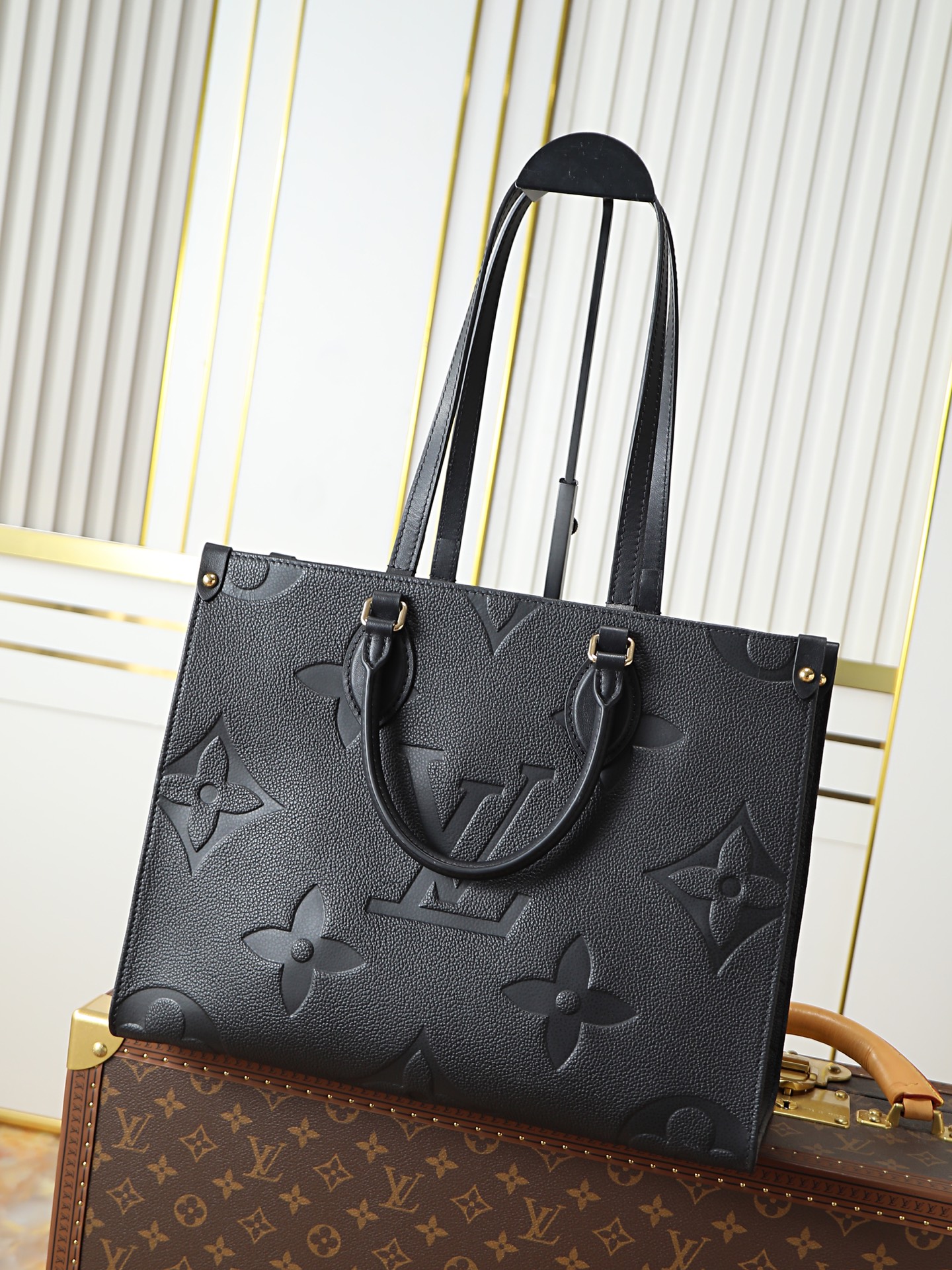 NO:719667,Top original 163 transcoding chip original calfskin [ONTHEGO medium], M45595 black OnTheGo medium Tote bag has the Monogram pattern first printed and dyed and then embossed on soft grained cowhide. Its ample interior can accommodate laptops and other office supplies. The long and short handles are easy to carry or carry on the shoulder. Size 35*27*14cm, LV [top original], louis vuitton, cowhide19860909顶级原单163变码芯片原厂小牛皮【ONTHEGO 中号】,M45595黑色 OnTheGo 中号 Tote 包将 Monogram 图案先印染后压印于柔软粒面牛皮,其充裕内里可容纳笔记本电脑及其他办公用品,长短手柄便于手提或肩背 尺寸35*27*14cm,LV【顶级原单】,louis vuitton,cowhide,Bag