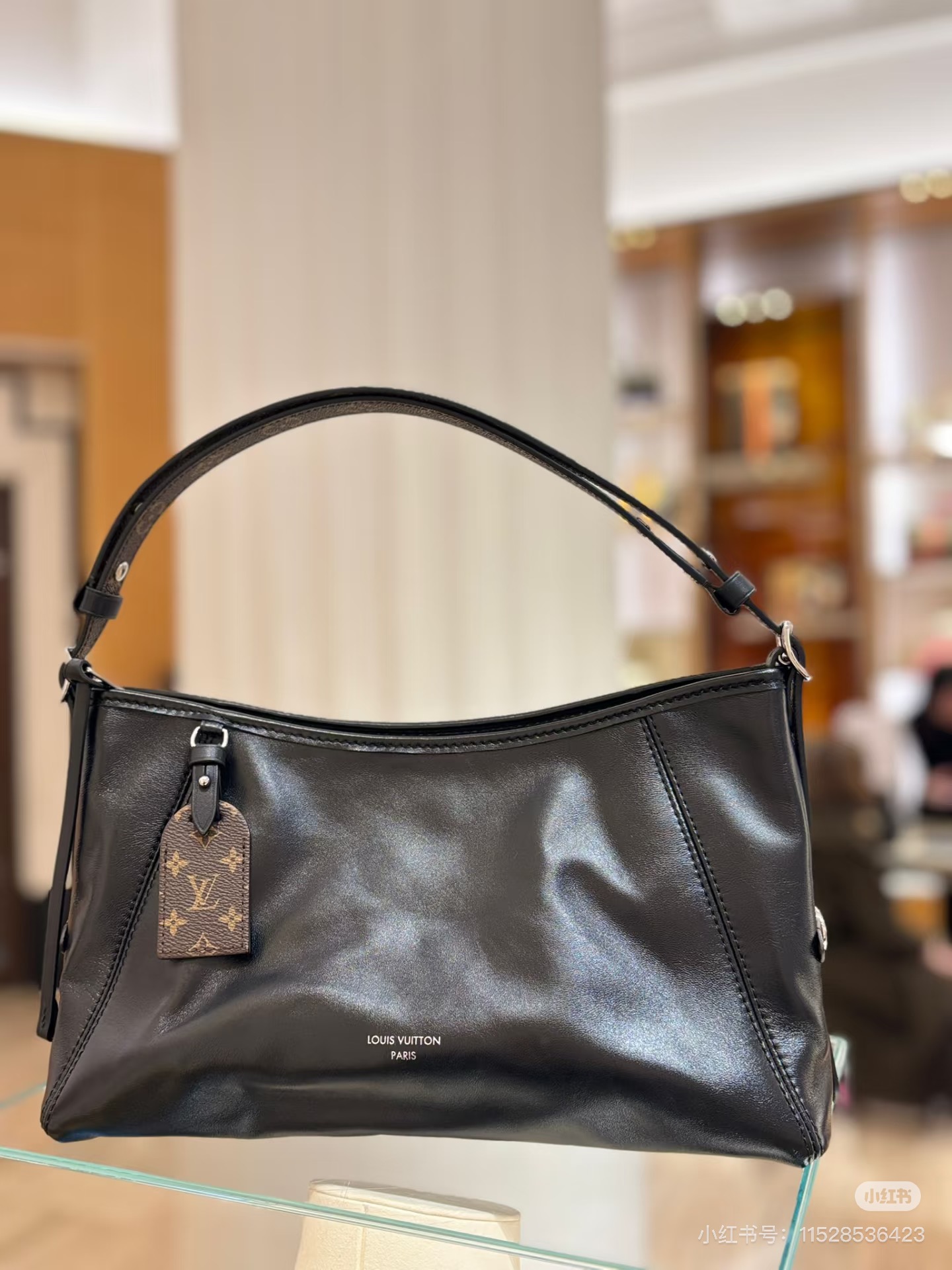 NO:741493,Top-quality original lambskin [dynamic 163c01 chip] M28160 black LV Vibe series launches the Carryall East West handbag, which cleverly combines classic details and modern silhouette. The soft sheepskin body is equipped with Monogram elements, and the brand pays homage to the brand's archive hard case design. The right size can easily accommodate daily needs, and the detachable shoulder strap enables cross-body, shoulder and hand-held options. 36 x 19 x 10 (cm) ((Length x  Height x width), LV [top original order], louis vuitton, sheepskin19860909顶级原单原厂小羊皮【动态163c01芯片】M28160黑 LV Vibe 系列推出 Carryall East West 手袋,巧妙融合经典细节与摩登廓形.柔软羊皮革包身配有 Monogram 元素,名牌致敬品牌典藏硬箱设计,恰宜尺寸可轻松容纳日常所需,可拆卸肩带实现斜挎、肩背和手提选择. 36 x 19 x 10 (厘米) ((长 x 高 x 宽),LV【顶级原单】,louis vuitton,sheepskin,Bag