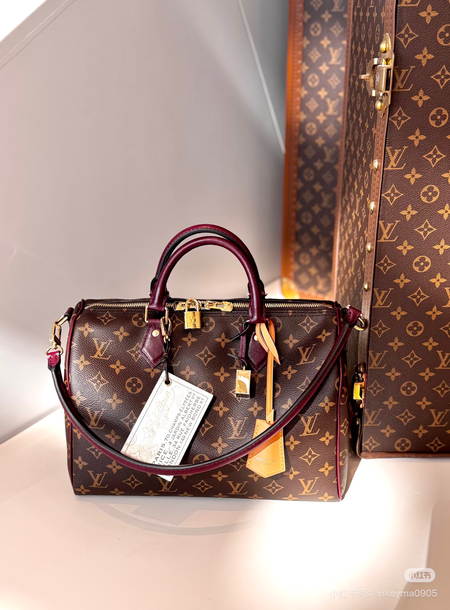 NO:719847,Top original order 163 transcoding chip [speedy soft 30 dark handbag] M28379 presbyopia burgundy 30cm pillow bag speedy soft 30dark hl handbag with eye-catching style becomes a good travel companion. The monogram coated canvas bag is integrated with leather trim and gothic chain, and the ample structure has a zipper pocket inside, which can keep your passport and other important items safe. The name brand and tassels tell the exquisite details, and the toron handle adds a novel touch.  Size 30 x 21x17 cm (length x height x width), LV [top original order], louis vuitton19860909顶级原单163变码芯片【speedy soft 30 dark 手袋】M28379老花酒红30cm枕头包 speedy soft 30dark hl手袋以瞩目风姿成就旅途良伴.monogram涂层帆布包身融入皮革饰边和哥特风链条,充裕构型内设拉链口袋,可妥善保管护照和其他重要物品.名牌和流苏诉说工致细节, toron 手柄再添新颖一笔. 尺寸30 x 21x17厘米(长度x高x宽),LV【顶级原单】,louis vuitton,Bag