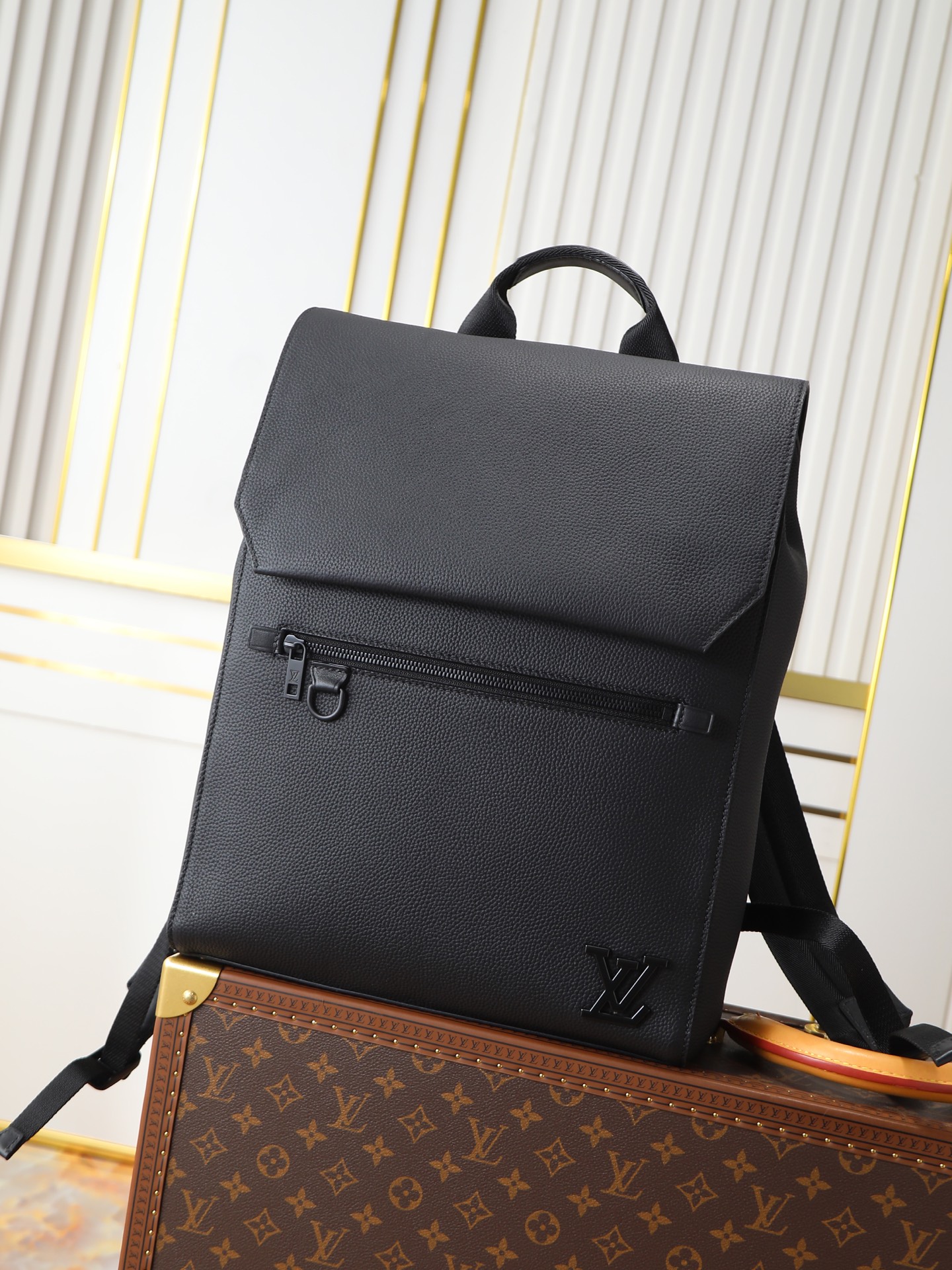 NO:719993,Top original order, 163 transcoding chip, original first-layer cowhide [takeoff backpack] M21367 Backpack Men's School Bag The new LV takeoff backpack revolutionizes the trend with elegant temperament. The fine cow leather is as soft as old aviation letterhead, embellished with matte metal LV  Logo. The main compartment and flap front pocket provide ample travel space for weekend trips or wandering around the city. Size 33x12x38cm, LV [top quality original], off white, louis vuitton, backpacks, cowhide19860909顶级原单,163变码芯片,原厂头层牛皮【takeoff 双肩包】M21367 背包男款书包 全新 LV takeoff 双肩包以儒雅气质革新潮流之选.细腻牛皮革宛如旧式航空信笺般柔软,点缀哑光金属 LV 标识.主隔层和翻盖前袋为周末出游或徜徉城市提供充裕随行空间.尺寸33x12x38cm,LV【顶级原单】,off white,louis vuitton,backpacks,cowhide,Bag
