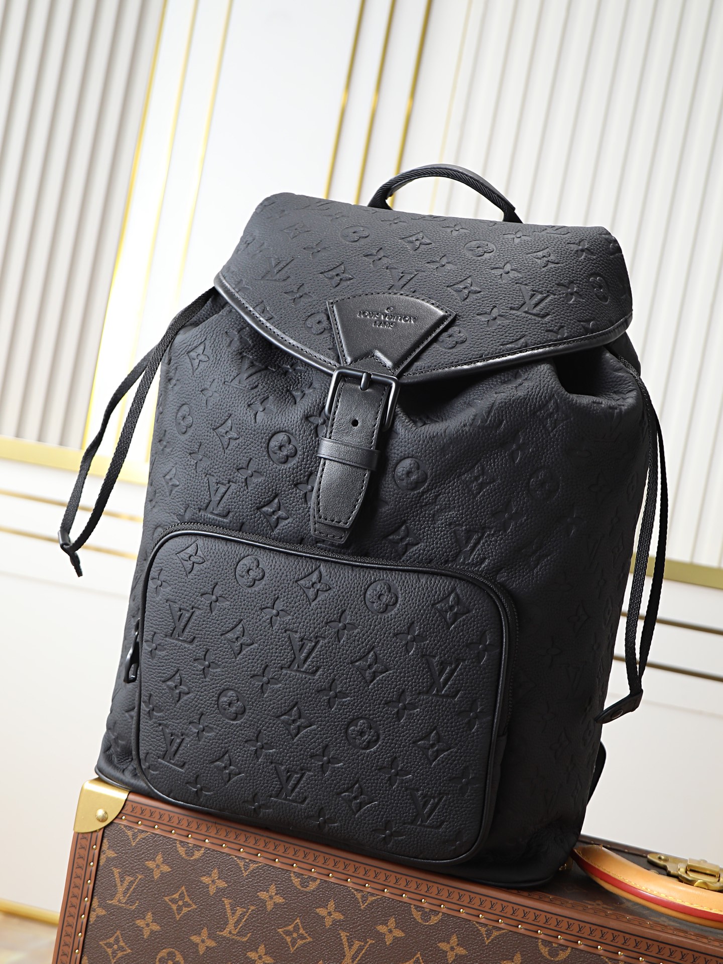 NO:719998,Top original 163 transcoding chip, model M23127. This Montsouris backpack is made of Taurillon leather with embossed Monogram pattern, and is infused with elegant style with stable metal parts. The zippered front pocket is convenient for accessing accompanying items, and the padded compartment and inner patch pocket complete the functional design. 32 x 40 x 19 cm (length x height x width), LV [top original], louis vuitton19860909顶级原单163变码芯片,型号M23127本款 Montsouris 双肩包为 Taurillon 皮革压印 Monogram 图案,以沉稳金属件注入典雅风范.拉链前袋方便取放随行物品,衬垫隔层和内贴袋完善功能设计. 32 x 40 x 19厘米 (长度 x 高 x 宽),LV【顶级原单】,louis vuitton,Bag