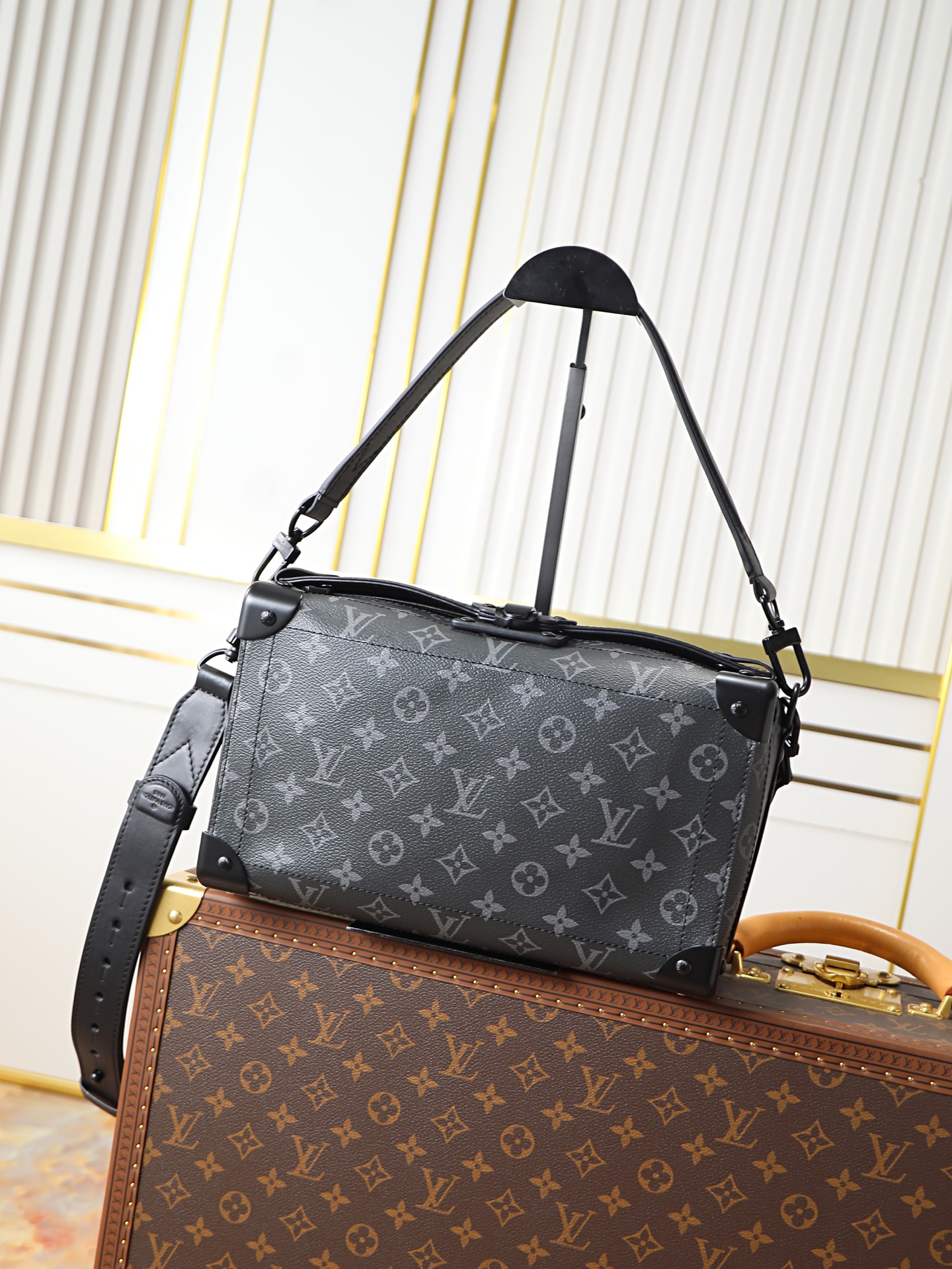 NO:719999,Top original 163 transcoding chip, model M11744. This Soul Trunk East West handbag is made of soft Monogram Eclipse coated canvas, with a slim and trendy configuration to bring a comfortable carrying experience. The leather shoulder strap can be carried by hand, shoulder and cross-body. 29 x 17.5 x 10 cm (length x height x width), LV [top original], Louis vuitton19860909顶级原单163变码芯片,型号M11744本款 Soul Trunk East West 手袋选用柔软 Monogram Eclipse 涂层帆布,以纤长潮流构型带来舒适背携体验.皮革肩带实现手提、肩背和斜挎.29 x 17.5 x 10厘米(长度 x 高 x 宽),LV【顶级原单】,louis vuitton,Bag