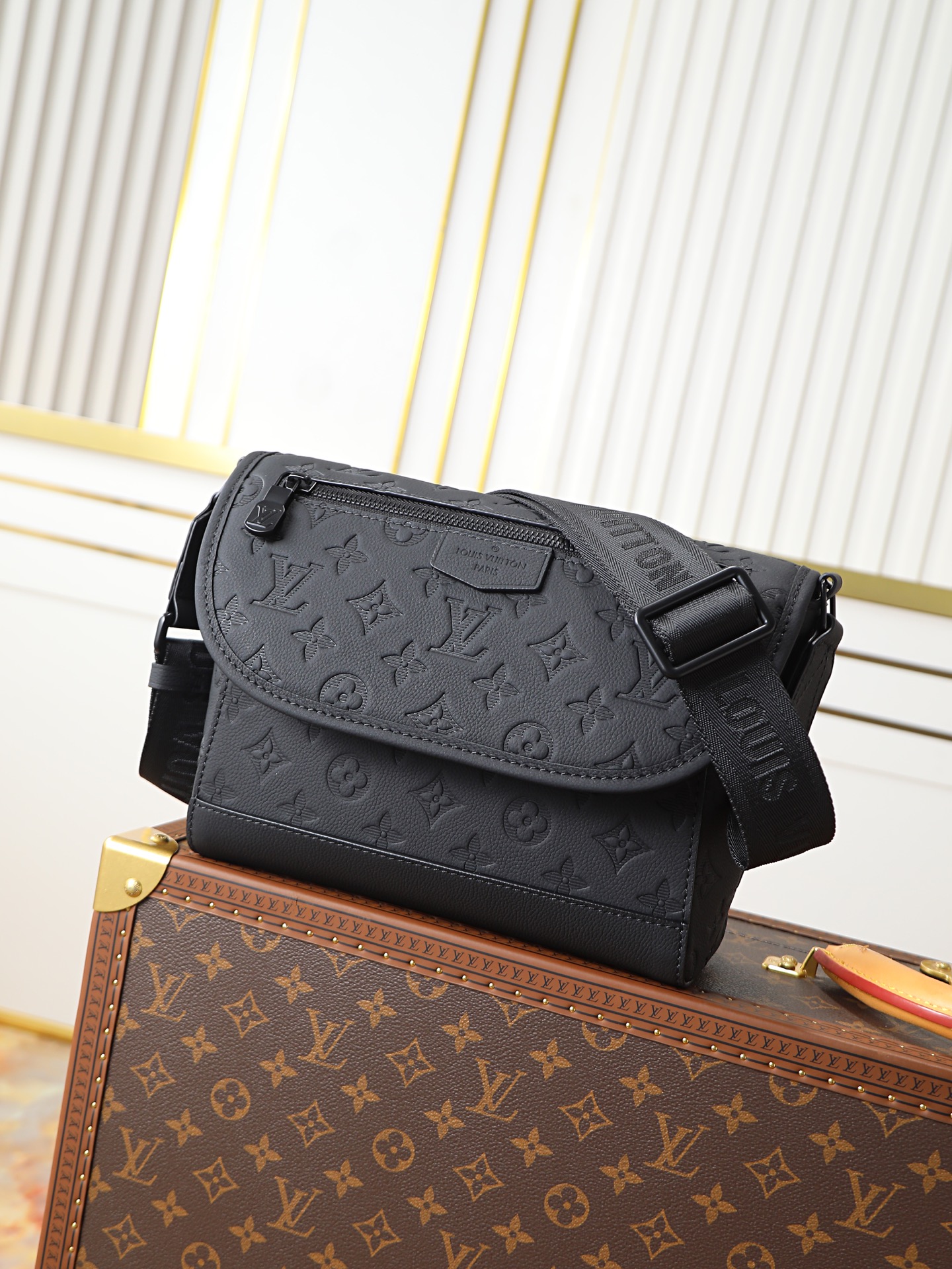 NO:719996,Top-quality original 163 transcoding chip, model M14874 embossed cowhide, Monogram Shadow embossed calfskin and black metal hardware add a sophisticated style to this sporty Pulse messenger bag. Its unique design has an outer zipper pocket on the flap and a second zipper pocket under the flap. The fabric shoulder strap can be easily adjusted for shoulder or cross-body wear. 17x 11x 26.6cm (length x height x  wide), LV [top original order], louis vuitton, cowhide19860909顶级原单163变码芯片,型号M14874压花牛皮,Monogram Shadow 压纹小牛皮搭配黑色金属配件,为这款运动风十足的 Pulse 邮差包增添精致格调.其独特的设计,翻盖上设有一个拉链外袋,翻盖下方则设有第二个拉链口袋.织物肩带可轻松调节,方便肩背或斜挎. 17x 11x 26.6cm（长 x 高 x 宽）,LV【顶级原单】,louis vuitton,cowhide,Bag