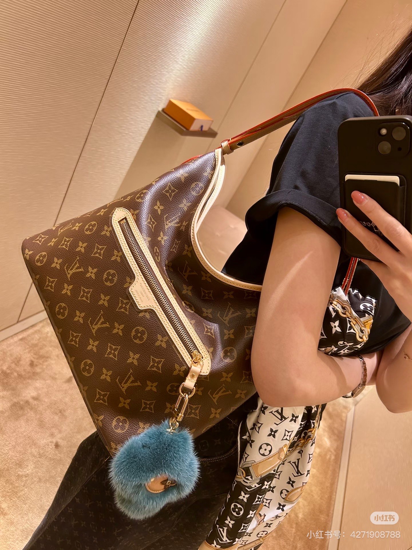 NO:741411,Top-quality original 163 transcoding chip, model number M27335 presbyopia, the Monogram series launches the Lineup handbag, a modern choice for daily commuting and weekend leisure. The canvas bag presents a classic pattern, and the leather trim injects sharp contrast. The front zipper pocket is embellished with dazzling metal parts, with ample space to accommodate a laptop, and the inner patch pocket can safely store a mobile phone or card holder. Dimensions 34.5 x 26 x 13 (cm) ((Length x Height x  wide), LV [top original order], louis vuitton19860909顶级原单163变码芯片,型号M27335老花,Monogram 系列推出 Lineup 手袋,成就日常通勤及周末休闲的摩登之选.帆布包身呈现经典图案,皮革饰边注入鲜明反差,正面拉链口袋点缀耀目金属件,充裕空间可容纳笔记本电脑,内贴袋妥善保存手机或卡夹.尺寸34.5 x 26 x 13 (厘米) ((长 x 高 x 宽),LV【顶级原单】,louis vuitton,Bag