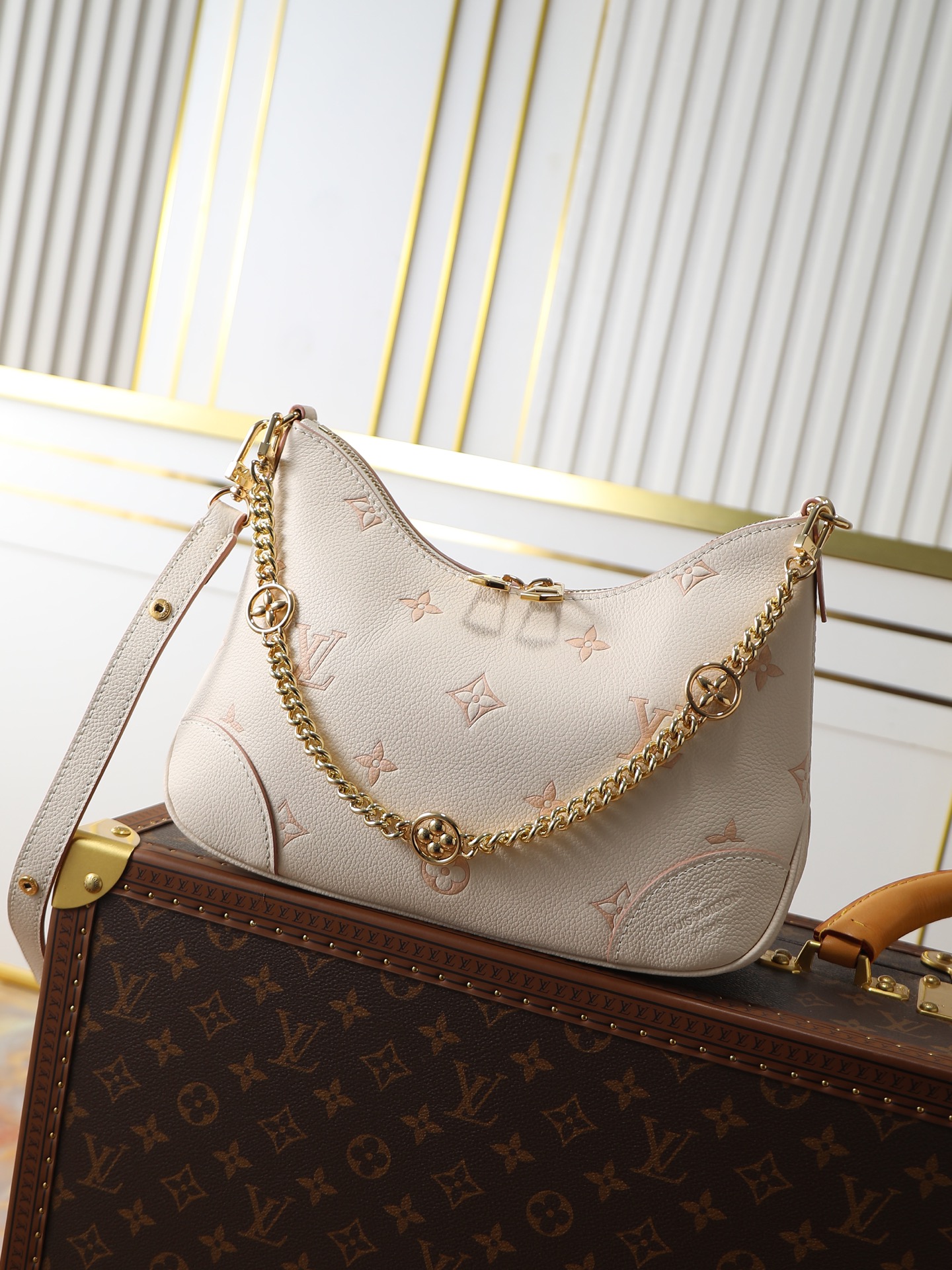 NO:770302,Top original 163C01 dynamic chip model M14634 white, the Boulogne handbag reinterprets the classic Monogram Empreinte leather with the same color aesthetic, with a detachable chain and LV  Floral decoration injects elegance and luster. The smart structure allows for multiple carrying methods, and the inner patch pocket can easily store a smartphone. Embossed grained cow leather. One cow leather trim. One striped fabric lining. One metal piece.  vuitton,cowhide19860909顶级原单163C01动态芯片本款 M14634白,Boulogne 手袋以同色美学重绎经典 Monogram Empreinte 皮革,借可拆卸链条与 LV 花卉装饰注入优雅莹泽.灵巧构型实现多种背携方式,内贴袋可轻松收纳智能手机.压纹粒面牛皮革一牛皮革饰边一条纹织物内衬一金属件一抽绳开合一拉链开合一内贴袋一可收纳智能手机、钥匙、Victorine 短款钱夹和耳机一肩带可拆卸,可调节,尺寸:29x16x9.5CM,LV【顶级原单】,louis vuitton,cowhide,Bag
