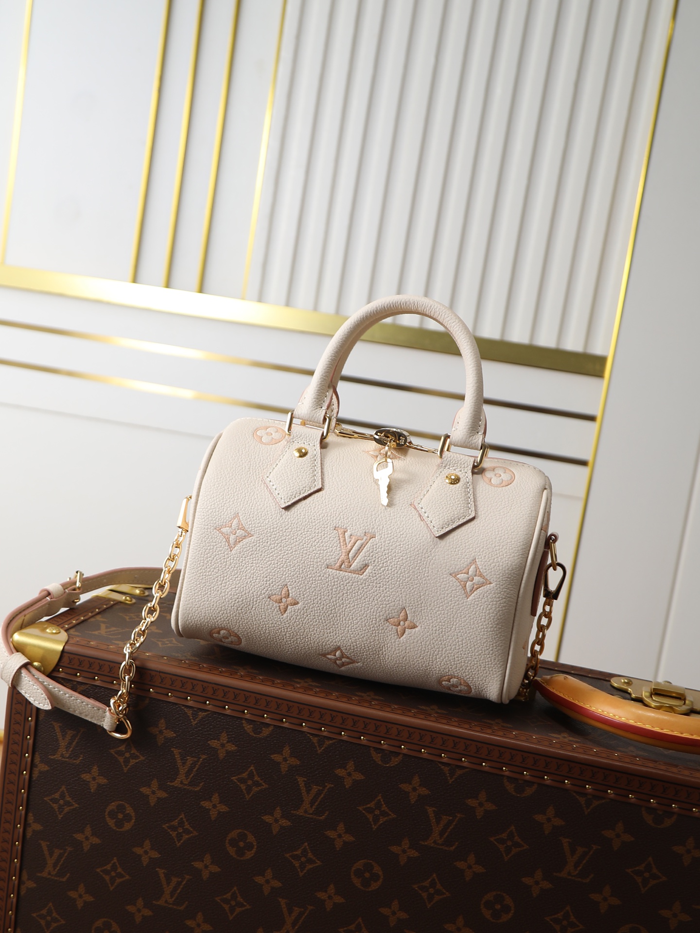 NO:770308,Top original single 163 transcoding chip, Speedy Bandoulière 20 handbag M14291 apricot color (jacquard), renewing the brand's classic Monogram Empreinte leather, using the same tone to outline the pattern, and then enriching the details with striped lining, dazzling padlocks and detachable chains. The compact configuration can accommodate daily needs and is suitable for hand or crossbody. Dimensions 13.5 x 12 x 20.5  cm, LV [top original order], louis vuitton19860909顶级原单163变码芯片,Speedy Bandoulière 20 手袋 M14291 奶杏色（提花） 焕新品牌经典 Monogram Empreinte 皮革,以相同色调勾勒图案轮廓,再以条纹内衬、耀目挂锁和可拆卸链条丰富细节.紧凑构型可容纳日常所需,手提或斜挎皆宜. 尺寸 13.5 x 12 x 20.5 厘米,LV【顶级原单】,louis vuitton,Bag