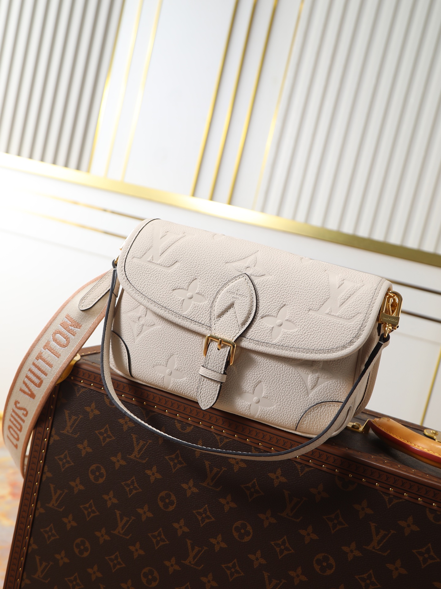 NO:773346,Top-quality original 163 transcoding chip, imported first-layer cowhide model M46388 white, baguette full leather embossed. This Diane handbag is made of Louis Vuitton's classic Monogram Empreinte embossed leather. The brand logo is woven into the detachable wide jacquard shoulder strap. In addition to the detachable leather shoulder strap, a cross-body option is added to flexibly fit an elegant style or a dynamic style. 23.0 x 16.0 x 8.5 cm (Length x Height)  x width), LV [top original order], louis vuitton, louis vuitton, cowhide19860909顶级原单163变码芯片,进口头层牛皮型号M46388白,法棍全皮压花 本款 Diane 手袋取材路易威登经典 Monogram Empreinte 压纹皮革,将品牌标识织入可拆卸宽幅提花肩带,在可拆卸皮革肩背带之外再添斜挎选择,灵活契合优雅格调或动感风尚.23.0 x 16.0 x 8.5 厘米 (长 x 高 x 宽),LV【顶级原单】,louis vuitton,louis vuitton,cowhide,Bag