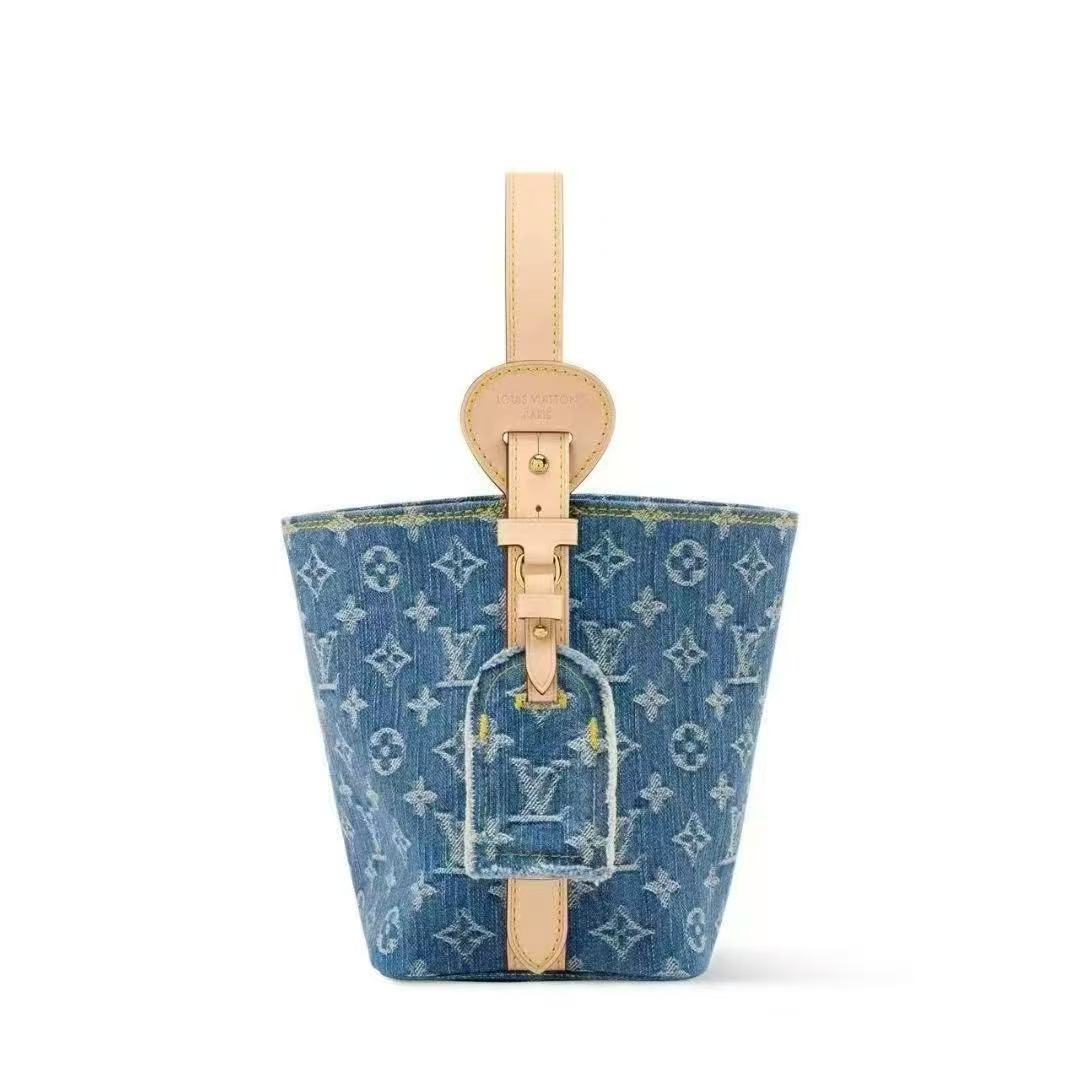NO:773266,Top original single 163 transcoding chip, M28107 denim bucket bag, All In BB handbags are made of denim and are newly presented, adding a modern and free atmosphere to the Denim Rendez-Vous series. The bucket bag structure is cleverly matched with contrasting leather trim and the iconic LV nameplate, paying tribute to the Louis Vuitton archive hard box. The versatile design allows for multiple carrying methods, and the detachable zipper inner pocket adds practical ingenuity. 16 x 18 x 12  (cm) ((length x height x width), LV [top original order], louis vuitton, louis vuitton19860909顶级原单163变码芯片,M28107 牛仔水桶包,All In BB 手袋取材丹宁布焕新呈现,为 Denim Rendez-Vous 系列添注现代洒脱气息.水桶包构型巧搭撞色皮革饰边与标志性 LV 名牌,致意路易威登典藏硬箱.百搭设计实现多种背携方式,可拆卸拉链内袋增添实用巧思.16 x 18 x 12 (厘米) ((长 x 高 x 宽),LV【顶级原单】,louis vuitton,louis vuitton,Bag