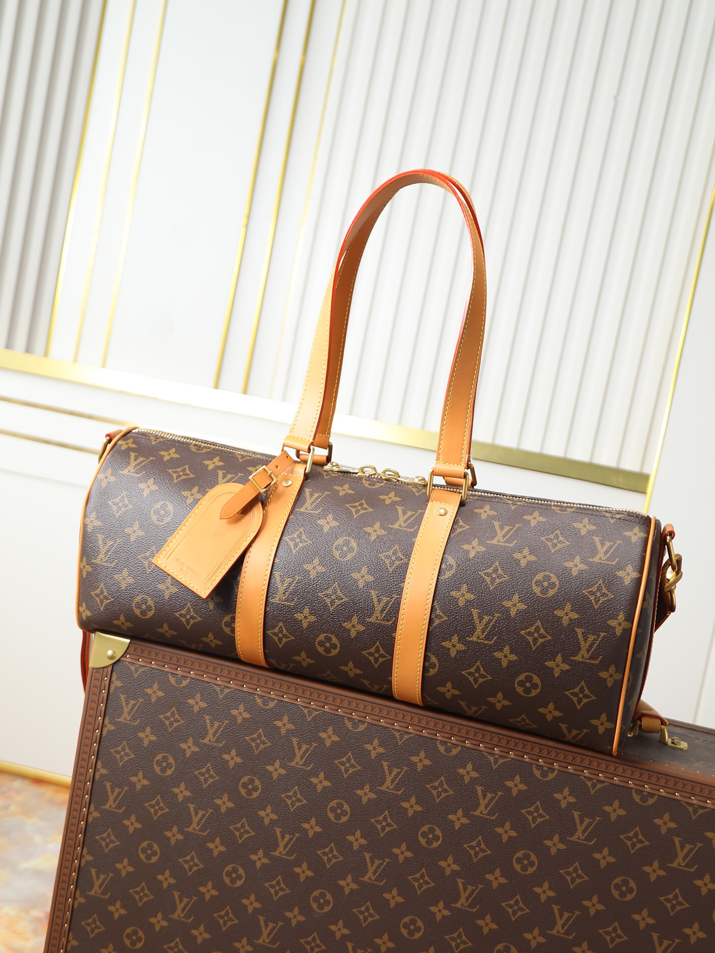 NO:773360,Top original single 163 transcoding chip M28116 presbyopia cylindrical Needle keepall cylindrical handbag combines Monogram coated canvas and leather side straps and top handles to show Pharrell Williams' new design. The slim shoulder strap ensures comfortable carrying, and the spacious interior space can accommodate a large wallet and a 9-inch tablet. Dimensions 46 x 22 x 17 cm, LV [top original], Louis Vuitton19860909顶级原单163变码芯片M28116老花 圆筒Needle keepall 圆筒手袋 结合 Monogram 涂层帆布和皮革侧带与顶部手柄,展现 Pharrell Williams 的崭新设计.纤长肩带确保舒适背携,宽敞内部空间可容纳、大号钱夹和 9 英寸的平板.尺寸 46 x 22 x 17厘米,LV【顶级原单】,louis vuitton,Bag