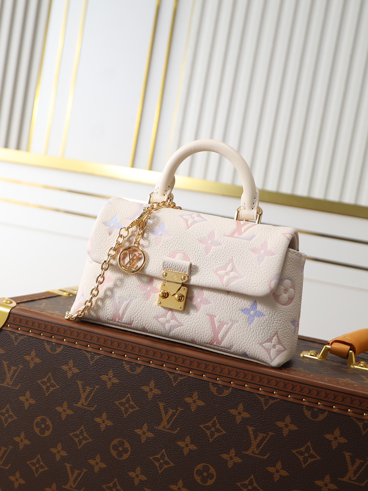 NO:773052,Top-quality original semi-steel 163 transcoding chip M25596 off-white gradient color full leather chain bag handbag new season NANO MADELEINE handbag This Nano Madeleine handbag bathes in the dreamy colors of the new season and can easily complete various styles. The classic Monogram Empreinte leather bag is matched with the iconic S-lo lock, Cire  Decorated with detachable chain. Plenty of space to accommodate daily needs, multiple carrying methods for easy travel. 12.5 x 6 x 21 cm., LV [Top Original Order], louis vuitton19860909顶级原单半钢163变码芯片M25596米白渐变色 全皮链条包手提包 当季新款 NANO MADELEINE 手袋 本款 Nano Madeleine 手袋沐浴新季幻梦色彩,可轻松点睛各式造型.经典 Monogram Empreinte 皮革包身搭配标志性 S-lo 锁扣, Cire 装饰点缀可拆卸链条.充裕空间可容纳日常所需,多种背携方式实现轻松随行.12.5 x 6 x 21 厘米.,LV【顶级原单】,louis vuitton,Bag