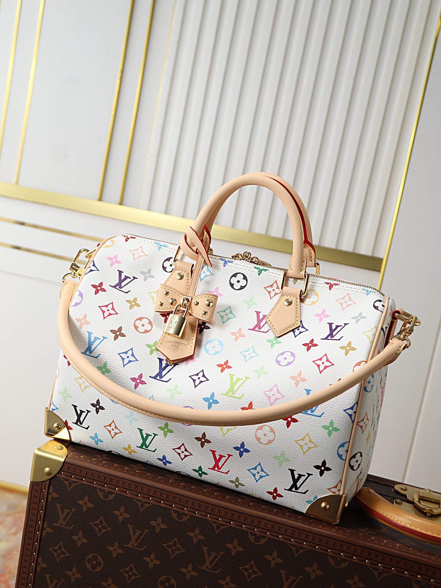 NO:773406,The top original single 163 transcoding chip model M27789, the Sedy Bandoulière 30 handbag renders the classic Monogram pattern with the bright colors of Japanese artist Takashi Murakami, and together with the bow-shaped key bag highlights the smart style of the Louis Vuitton x Murakami collaboration series. Toron is made of cow leather  The handle and detachable and adjustable shoulder strap, dazzling padlock and corners quote the brand suitcase. Size 30×21×17cm, LV [top original order], louis vuitton, louis vuitton, cowhide19860909顶级原单163变码芯片型号M27789,Sedy Bandoulière 30手袋为经典 Monogram 图案渲染日本艺术家村上隆笔下的明丽色调,与蝴蝶结造型钥匙包一道彰显路易威登 x 村上隆合作系列的灵动风采.牛皮革塑造 Toron 手柄和可拆卸并调节的肩带,耀目挂锁和包角援引品牌行李箱.尺寸30×21×17cm,LV【顶级原单】,louis vuitton,louis vuitton,cowhide,Bag