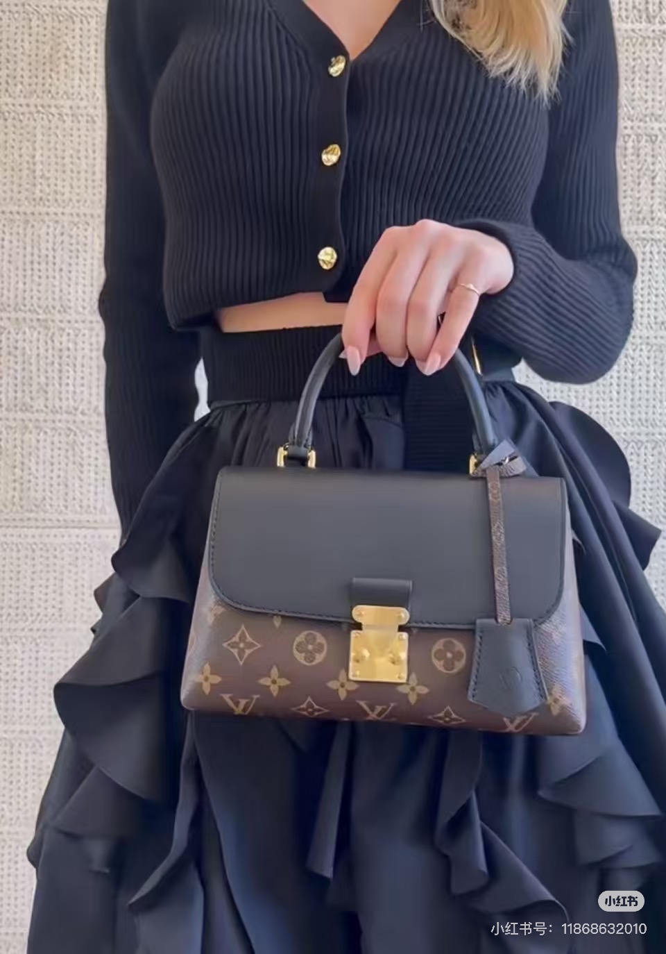 NO:773066,Top original order 163 transcoding chip, model M27511 black, M28288 brown, this Madeleine BB handbag is from the Monogram series, using classic canvas to present an eclectic mix of practicality and elegance. The flap, handle and key bag are outlined with leather trim, and the dazzling S-lock buckle pays tribute to the brand's archive design. Size 24.5×16×8cm, LV [top original order], Louis Vuitton19860909顶级原单163变码芯片,型号M27511黑 ,M28288棕,本款 Madeleine BB 手袋出自 Monogram 系列,以经典帆布呈现实用和优雅的兼收并蓄.翻盖、手柄和钥匙包勾勒皮革饰边,耀目 S-lock 锁扣致敬品牌典藏设计.尺寸24.5×16×8cm,LV【顶级原单】,louis vuitton,Bag