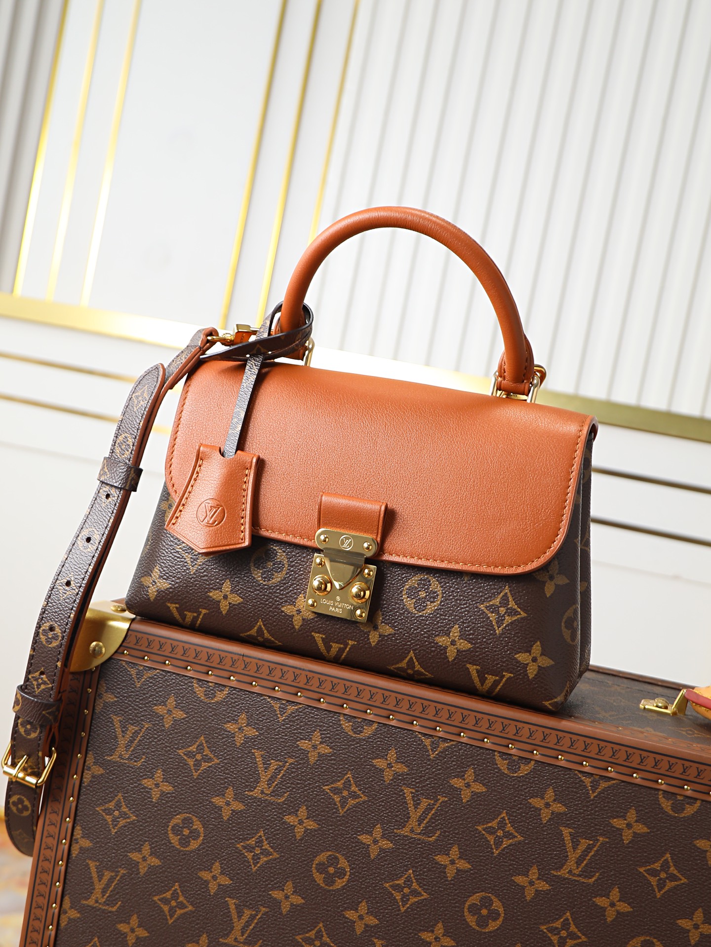 NO:773057,Top original order 163 code chip, all steel hardware, model M27511 black, M28288 brown, this Madeleine BB handbag is from the Monogram series, using classic canvas to present an eclectic mix of practicality and elegance. The flap, handle and key bag are outlined with leather trim, and the dazzling S-lock buckle pays tribute to the brand's archive design. Size 24.5×16×8cm, LV [top original order], Louis Vuitton19860909顶级原单163变码芯片,全钢五金,型号M27511黑 ,M28288棕,本款 Madeleine BB 手袋出自 Monogram 系列,以经典帆布呈现实用和优雅的兼收并蓄.翻盖、手柄和钥匙包勾勒皮革饰边,耀目 S-lock 锁扣致敬品牌典藏设计.尺寸24.5×16×8cm,LV【顶级原单】,louis vuitton,Bag