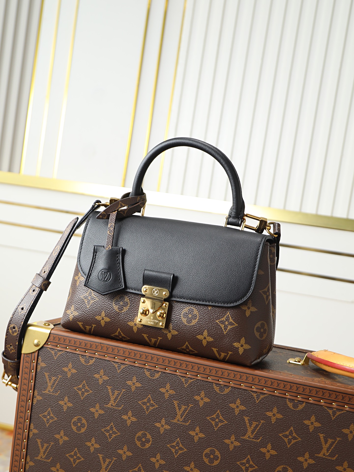 NO:773063,Top original order 163 code chip, all steel hardware, model M27511 black, M28288 brown, this Madeleine BB handbag is from the Monogram series, using classic canvas to present an eclectic mix of practicality and elegance. The flap, handle and key bag are outlined with leather trim, and the dazzling S-lock buckle pays tribute to the brand's archive design. Size 24.5×16×8cm, LV [top original order], Louis Vuitton19860909顶级原单163变码芯片,全钢五金,型号M27511黑 ,M28288棕,本款 Madeleine BB 手袋出自 Monogram 系列,以经典帆布呈现实用和优雅的兼收并蓄.翻盖、手柄和钥匙包勾勒皮革饰边,耀目 S-lock 锁扣致敬品牌典藏设计.尺寸24.5×16×8cm,LV【顶级原单】,louis vuitton,Bag