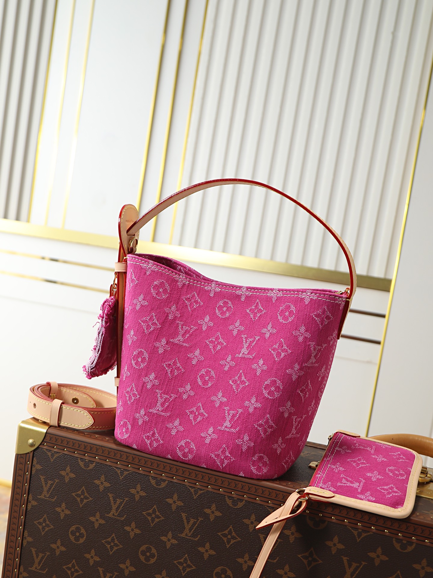 NO:852648,Top original order 163 transcoding chip model M27626 pink denim denim denim bucket bag ALL IN BB handbag All In BB handbag is made of denim and is newly presented, adding a modern and free atmosphere to the Denim Rendez-Vous series. The bucket bag configuration is cleverly matched with contrasting leather trim and iconic LV  Brand name, a tribute to Louis Vuitton's hard case collection. The versatile design enables a variety of carrying methods, and the detachable zipper inner pocket adds practicality and ingenuity. 16 x 18 x 12 cm (length x height x width), LV [top original order], louis vuitton, louis vuitton19860909顶级原单 163变码芯片型号M27626粉色牛仔 丹宁牛仔水桶包 ALL IN BB 手袋 All In BB 手袋取材丹宁布焕新呈现,为 Denim Rendez-Vous 系列添注现代洒脱气息.水桶包构型巧搭撞色皮革饰边与标志性 LV 名牌,致意路易威登典藏硬箱.百搭设计实现多种背携方式,可拆卸拉链内袋增添实用巧思.16 x 18 x 12 厘米(长度 x 高 x 宽),LV【顶级原单】,louis vuitton,louis vuitton,Bag