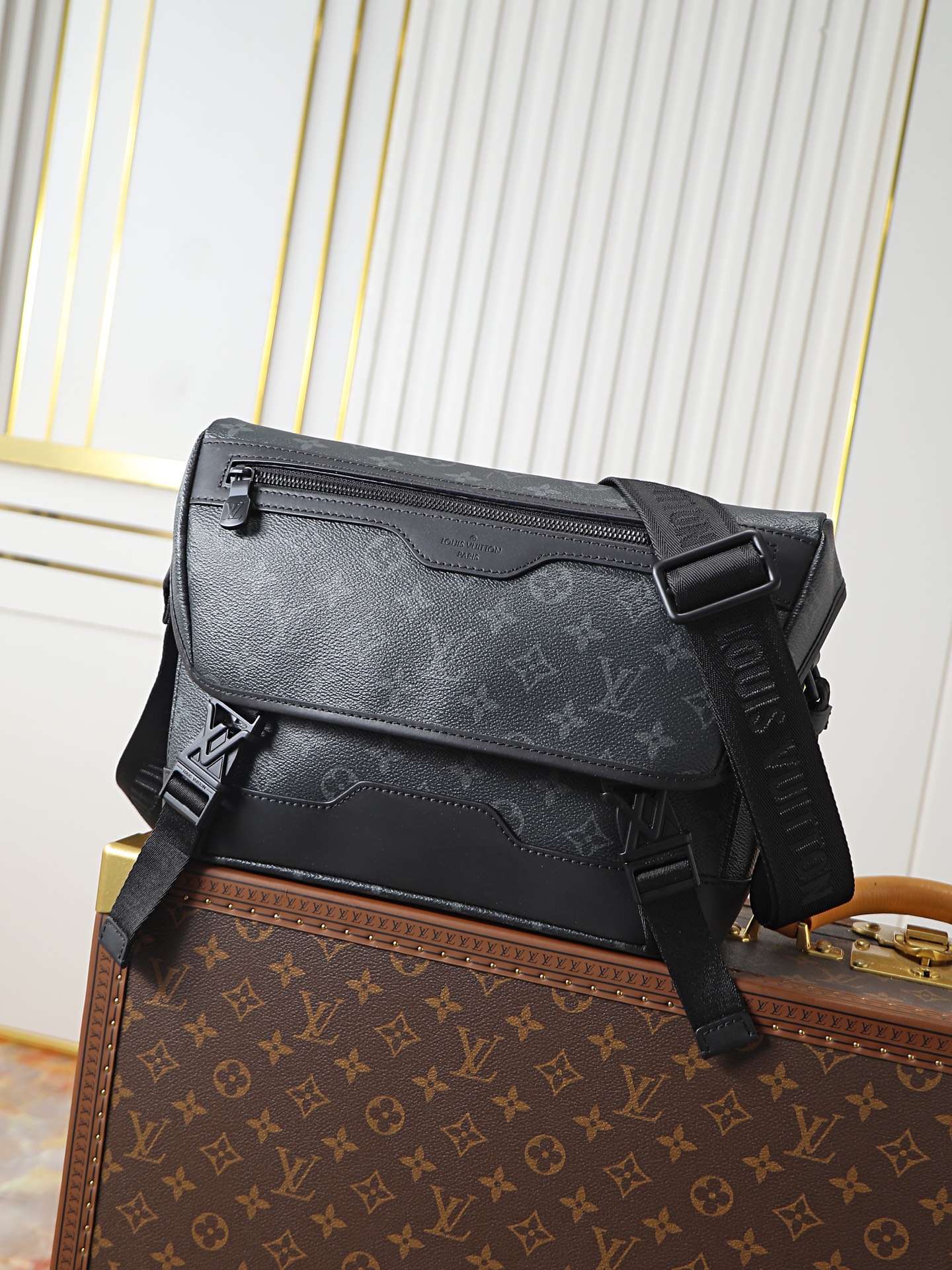NO:773012,Top original single 163 transcoding chip [Messenger Voyager Bag] M12517 Black Flower Inspired by retro school bags, the Messenger Voyager bag is made of Monogram Shadow calfskin. The familiar and comfortable shape is enriched with two new signature LV buckles and a convenient adjustable shoulder strap. A great work bag, its spacious interior can accommodate tablets, chargers, notebooks and other daily necessities. Dimensions 33 x 22.5 x  11 cm, LV [top original order], louis vuitton, cowhide19860909顶级原单163变码芯片【Messenger Voyager 邮差手袋】M12517黑花 受复古书包的启发,Messenger Voyager 包由Monogram Shadow小牛皮制成.熟悉且携带舒适的形状丰富了两个新的标志性LV扣和方便的可调节肩带.一个很棒的工作包,其宽敞的内部可以容纳平板电脑、充电器、笔记本和其他日常用品. 尺寸 33 x 22.5 x 11厘米,LV【顶级原单】,louis vuitton,cowhide,Bag