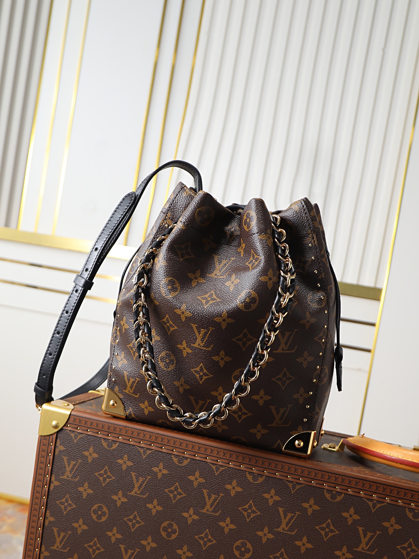 NO:773359,Top original order 163 transcoding chip, model number M28515 This Noé Trunk handbag is constructed of Monogram canvas with a bucket bag silhouette, with hard box style corners and detachable braided chains and other metal parts, recalling the brand's travel heritage. The drawstring closure can properly store valuables. 23 x 27 x 8 cm (length x height x width), LV [top original order], Louis Vuitton19860909顶级原单163变码芯片,款号M28515 本款 Noé Trunk 手袋以 Monogram 帆布构筑水桶包廓形,搭配硬箱风格包角和可拆卸编织链条等金属件,回溯品牌旅行传承.抽绳开合可妥善收纳贵重物品. 23 x 27 x 8 厘米 (长度 x 高 x 宽),LV【顶级原单】,louis vuitton,Bag