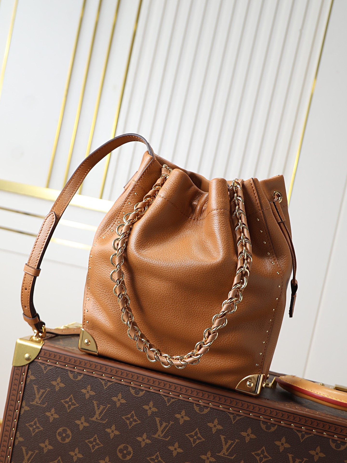 NO:773357,Top original single 163 transcoding chip M29131 brown full leather rivet bucket bag NO TRUNK bucket handbag m29131 brown m29391 black (rivets) This Noé Trunk handbag is constructed of cow leather with a bucket bag silhouette, with hard box style corners and detachable braided chains and other metal parts, recalling the brand's travel heritage. The drawstring closure can properly store valuables. Size 23 x 27 x  8 cm, LV [top quality original order], louis vuitton, cowhide19860909顶级原单163变码芯片M29131棕色 全皮柳钉水桶包 NO TRUNK 水桶 手袋 m29131 棕色 m29391 黑色（铆钉）本款 Noé Trunk 手袋以牛皮革构筑水桶包廓形,搭配硬箱风格包角和可拆卸编织链条等金属件,回溯品牌旅行传承.抽绳开合可妥善收纳贵重物品.尺寸23 x 27 x 8 厘米,LV【顶级原单】,louis vuitton,cowhide,Bag