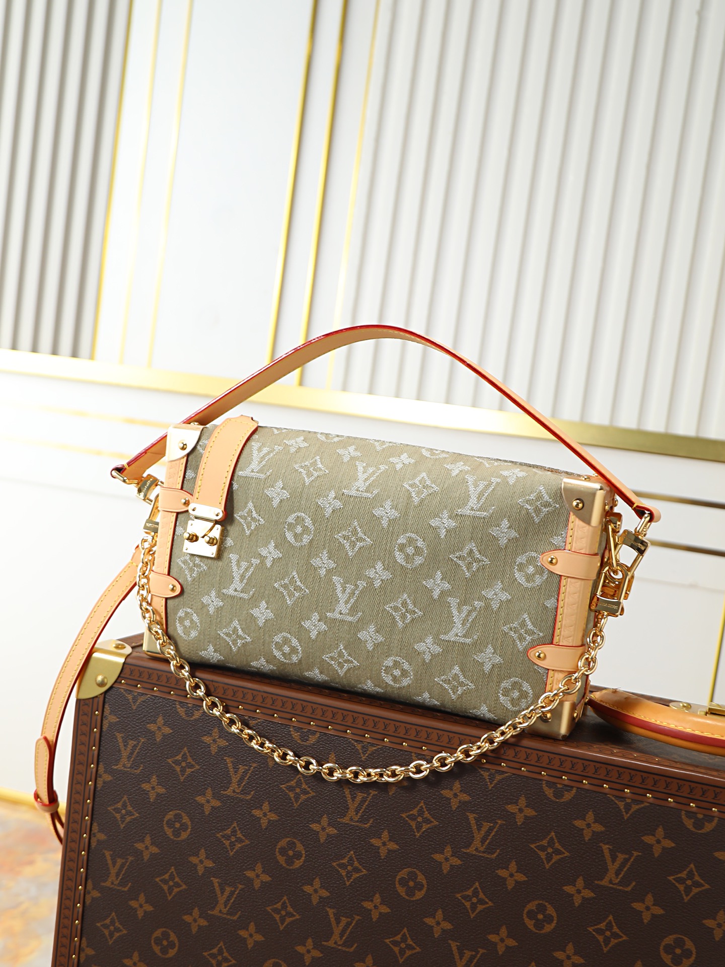 NO:773276,Top original single 163 transcoding chip model M27451 green denim top original single Dynamic 163 Side Trunk series launches the East West version, using Monogram Eclipse canvas to create a classic design. The soft silhouette includes ample space, and the S-lock buckle, hard case corner and Yingze chain continue the iconic brushstrokes. It can be carried by hand or cross-body with the detachable long shoulder strap, making it a good choice for daily travel. 28 x 15 x 7 (cm)  ((length x height x width), LV [top original order], louis vuitton19860909顶级原单163变码芯片型号M27451绿牛仔顶级原单 动态163 Side Trunk 系列推出 East West 版本,以 Monogram Eclipse 帆布塑造经典设计.柔软廓形囊括充裕空间,S-lock 锁扣、硬箱包角和莹泽链条延续标志性笔触,手提或通过可拆卸长肩带斜挎皆宜,成就日常出行佳选.28 x 15 x 7 (厘米) ((长 x 高 x 宽),LV【顶级原单】,louis vuitton,Bag