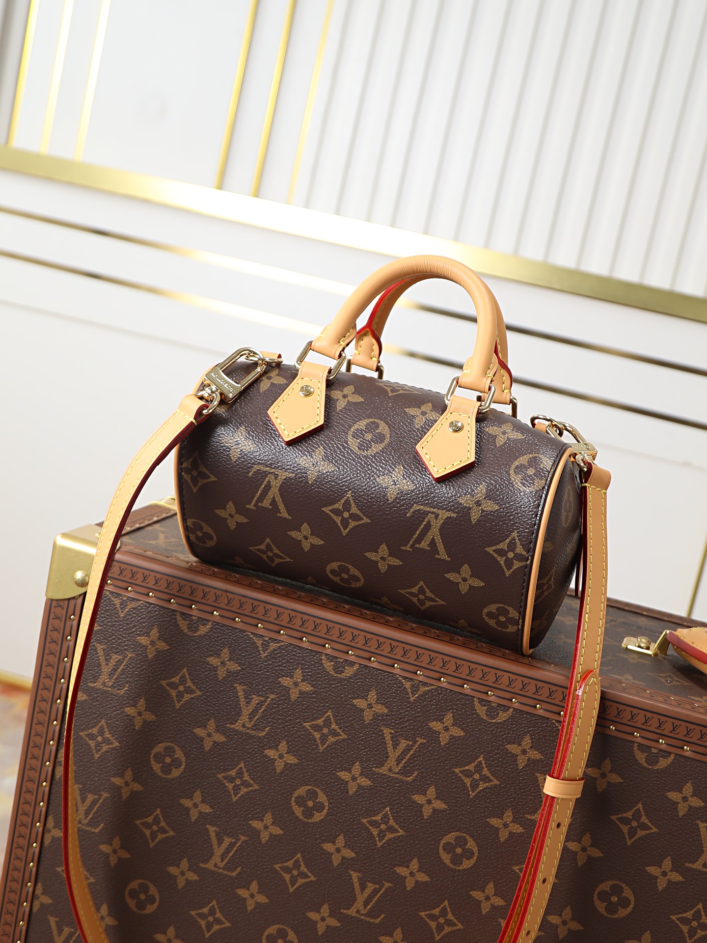 NO:773003,Top original 163 transcoding chip model M13226 Presbyopia This Nano Speedy LT handbag is made of the brand's classic Monogram Empreinte leather to cut a modern and compact shape, and uses soft tones to highlight the dazzling metal parts. The detachable lace chain provides a variety of carrying options. It can be used for day and night occasions to store daily needs in an orderly manner. Size 18x10.5x11.5 cm, LV [top original], louis vuitton19860909顶级原单163变码芯片型号M13226 老花 本款Nano Speedy LT手袋选用品牌经典Monogram Empreinte皮革裁出摩登紧凑构型,并以柔美色调烘托耀目金属件.可拆卸系带链条提供多样背携选择.可于昼夜场合有序收纳日常所需. 尺寸18x10.5x11.5厘米,LV【顶级原单】,louis vuitton,Bag