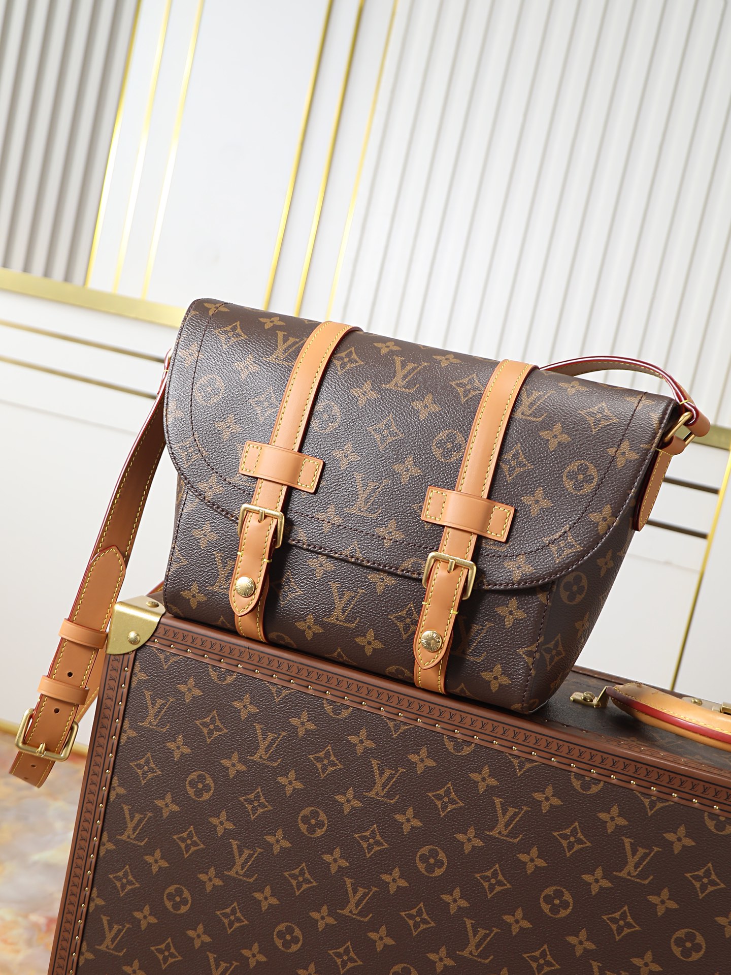 NO:773010,Top original 163 transcoding chip model: M28115 Presbyopia Postman This Christopher messenger bag draws inspiration from the brand's classic Christopher backpack. It uses Monogram Archive canvas to reinterpret the iconic design elements, making it a good choice for daily carrying. The chic flap and neat and straight lines complement each other. The sturdy and spacious configuration combines practical function and eye-catching appearance. Monogram Archive Coated canvas, distressed cowhide leather trim, fabric lining, metal hardware, magnetic closure, main compartment, interior patch pocket, non-removable, adjustable shoulder strap! ; Size: 32x19.5x11CM, LV [top original order], louis vuitton, cowhide19860909顶级原单163变码芯片型號:M28115老花邮差本款 Christopher 邮差包向品牌经典 Christopher 双肩包汲取灵感,选用 Monogram Archive 帆布重绎标志性设计元素,成就日常背携佳选.别致翻盖与利落挺括线条相得益彰.牢固宽裕构型兼顾实用功能与瞩目姿采.Monogram Archive 涂层帆布一做旧牛皮革饰边一织物内衬一金属件一磁扣开合一主隔层一内贴袋一肩带不可拆卸,可调节！；尺寸:32x19.5x11CM,LV【顶级原单】,louis vuitton,cowhide,Bag