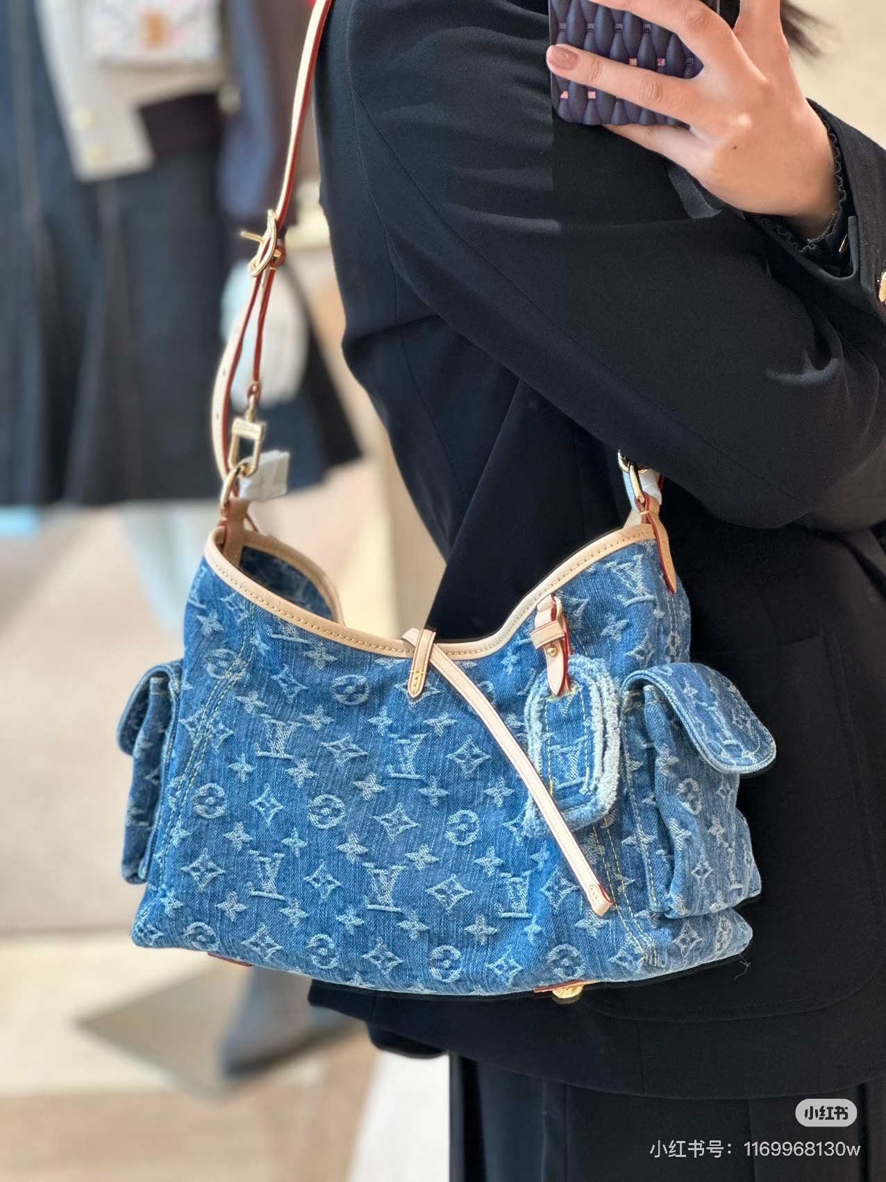 NO:773286,Top original order 163 dynamic chip M28287 blue denim denim shopping bag Carryall Cargo small handbag from the Denim Rendez-Vous series, drawing seasonal inspiration and interpreting timeless style. The cotton bag is equipped with contrasting leather trim and drawstring details. This handbag is embellished with metal parts and iconic nameplates, paying tribute to the tradition of Louis Vuitton box-making craftsmanship. It can be worn cross-body, shoulder or handbag, and can be changed at will. Size.  33.5 x 23 x 15 cm, LV [top quality original], louis vuitton, louis vuitton19860909顶级原单 163动态芯片 M28287蓝色 丹宁牛仔购物袋 Carryall Cargo 小号手袋 出自 Denim Rendez-Vous 系列,汲取应季灵感,演绎隽永风格.棉质包身搭载撞色皮革饰边与束带细节.此手袋缀饰金属件与标志性名牌,致敬路易威登制箱工艺传统.斜挎、肩背、手提皆宜,随心转换造型.尺寸 33.5 x 23 x 15 厘米,LV【顶级原单】,louis vuitton,louis vuitton,Bag