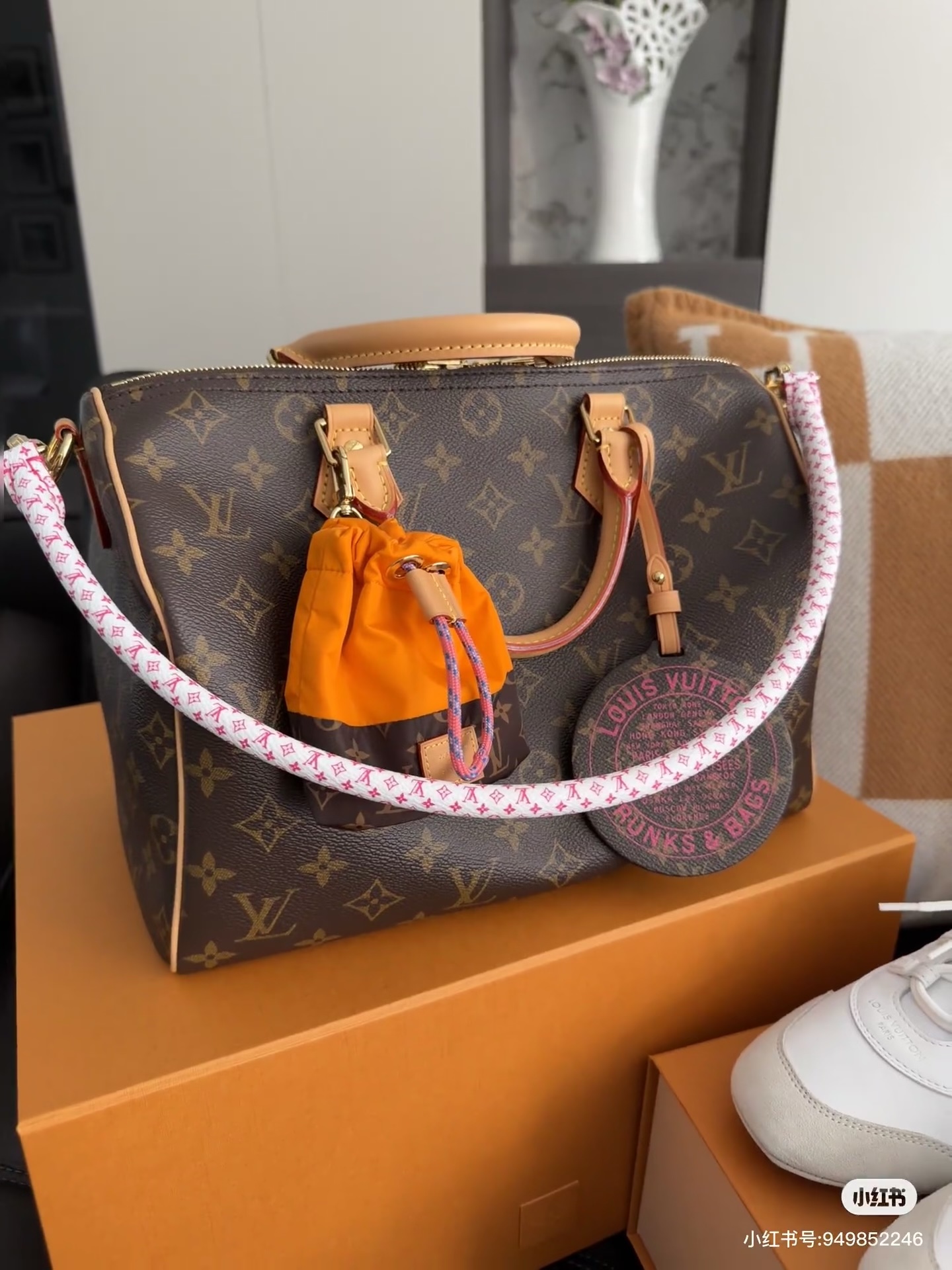 NO:773367,Top original 163 transcoding chip model M27512, the Paris Vélo series reinterprets the Speedy Soft 30 handbag with a sports style. The bag body is made of iconic Monogram canvas, with a detachable Toron with unique Nanogram prints.  Shoulder strap. The playful design is equipped with a detachable round pendant, which pays tribute to Louis Vuitton's travel tradition. It also comes with a detachable nylon storage bag, which is full of vitality. There is ample internal space to store everything you need, and it can also accommodate a tablet. 30 x 21 x 17 cm (length x height x width), LV [top quality original order], louis vuitton, louis vuitton19860909顶级原单163变码芯片型号M27512,Paris Vélo 系列以运动风格焕新演绎 Speedy Soft 30 手袋.包身取材标志性 Monogram 帆布,搭配铺陈别致 Nanogram 印花的可拆卸 Toron 肩带.玩趣设计配以可拆卸圆形挂饰,致敬路易威登旅行传统,另附可拆卸尼龙收纳包,洋溢活力气息.充裕内部空间收纳随身所需,亦可安放平板电脑. 30 x 21 x 17 厘米 (长度 x 高 x 宽),LV【顶级原单】,louis vuitton,louis vuitton,Bag