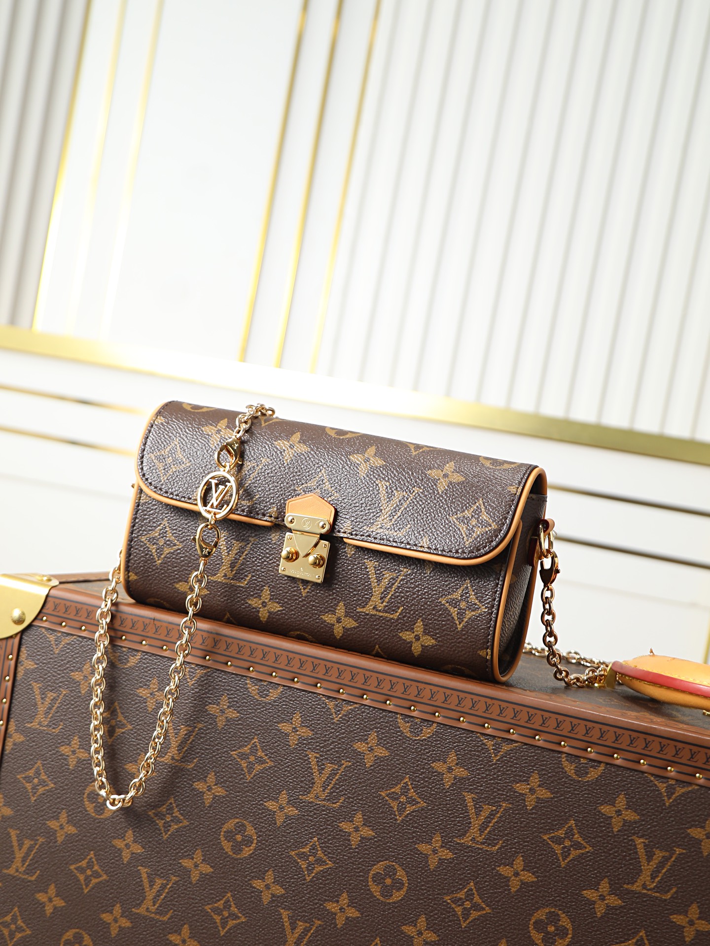 NO:772998,Top-quality original 163 transcoding chip, all-steel hardware model M13566, summer best-selling armpit shoulder bag. This Pochette Clle handbag is made of Monogram canvas, paying tribute to the original design that came out in the spring and summer fashion shows. The S-Lo lock buckle, the Cire logo on the chain and the contrasting VVN leather trim interpret the brand's classic elements. The flexible and easy-to-wear configuration is suitable for cross-body, shoulder or hand carry. 11 x 6 x  20.5 cm (height x width x length), LV [top quality original order], louis vuitton, satchels19860909顶级原单163变码芯片全钢五金型号M13566 夏季热卖腋下挎包本款 Pochette Clle 手袋取材 Monogram 帆布,致意 春夏时装秀问世的原版设计.S-Lo 锁扣、链条处 Cire 标识与撞色 VVN 皮革饰边演绎品牌经典元素.灵活易搭的构型适宜斜挎、肩背或手提.11 x 6 x 20.5 厘米 (高 x 宽 x 长度),LV【顶级原单】,louis vuitton,satchels,Bag