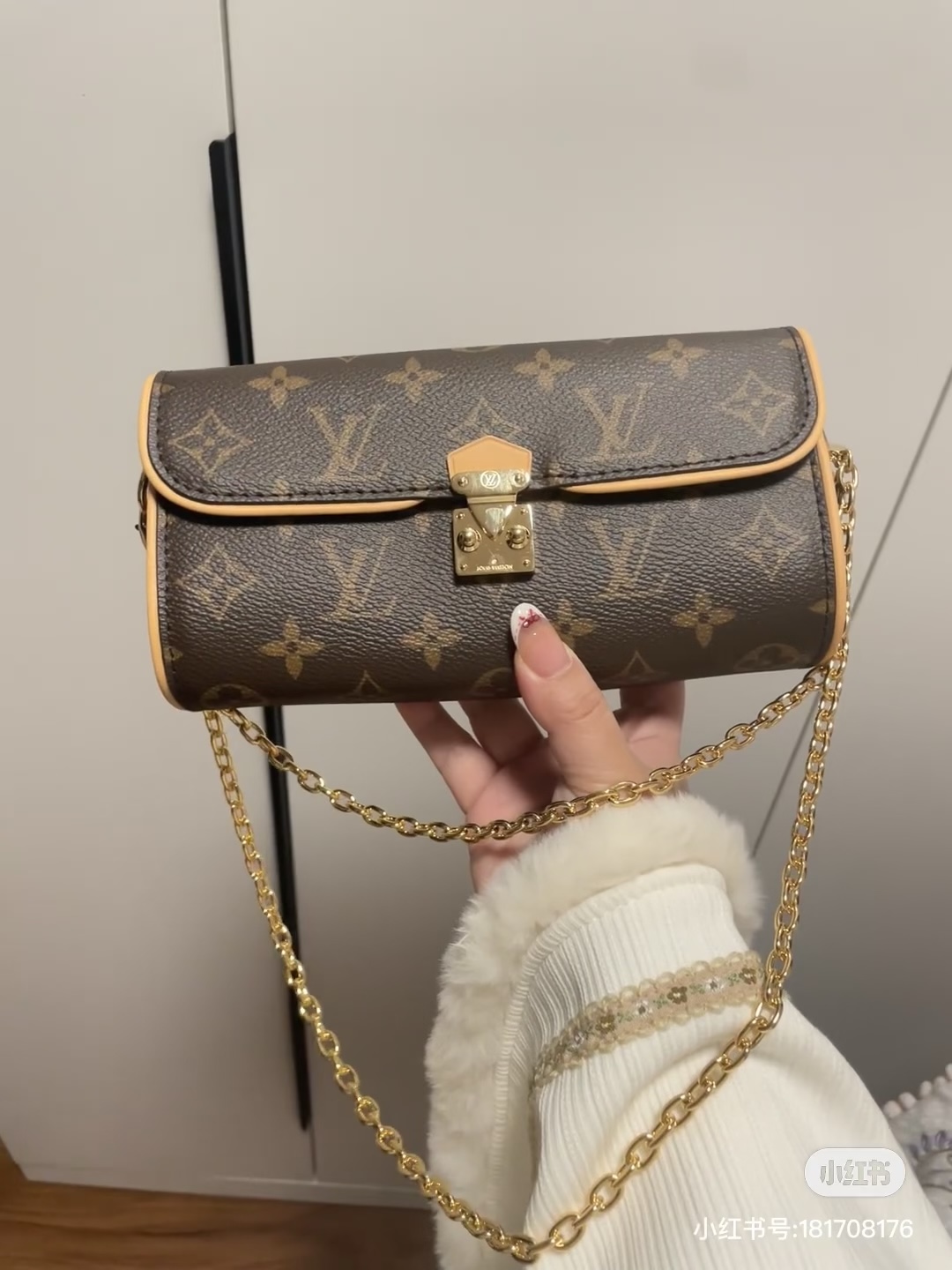 NO:773000,Top-quality original 163 code chip all-steel hardware model M13566 This Pochette Clle handbag is made of Monogram canvas, paying tribute to the original design that came out in the spring and summer fashion shows. The S-Lo lock, Cire logo on the chain and contrasting VVN leather trim interpret the brand's classic elements. The flexible and easy-to-wear configuration is suitable for cross-body, shoulder or hand carry. 11 x 6 x 20.5 cm (height x width x  Length), LV [top original order], louis vuitton19860909顶级原单163变码芯片全钢五金型号M13566 本款 Pochette Clle 手袋取材 Monogram 帆布,致意 春夏时装秀问世的原版设计.S-Lo 锁扣、链条处 Cire 标识与撞色 VVN 皮革饰边演绎品牌经典元素.灵活易搭的构型适宜斜挎、肩背或手提.11 x 6 x 20.5 厘米 (高 x 宽 x 长度),LV【顶级原单】,louis vuitton,Bag