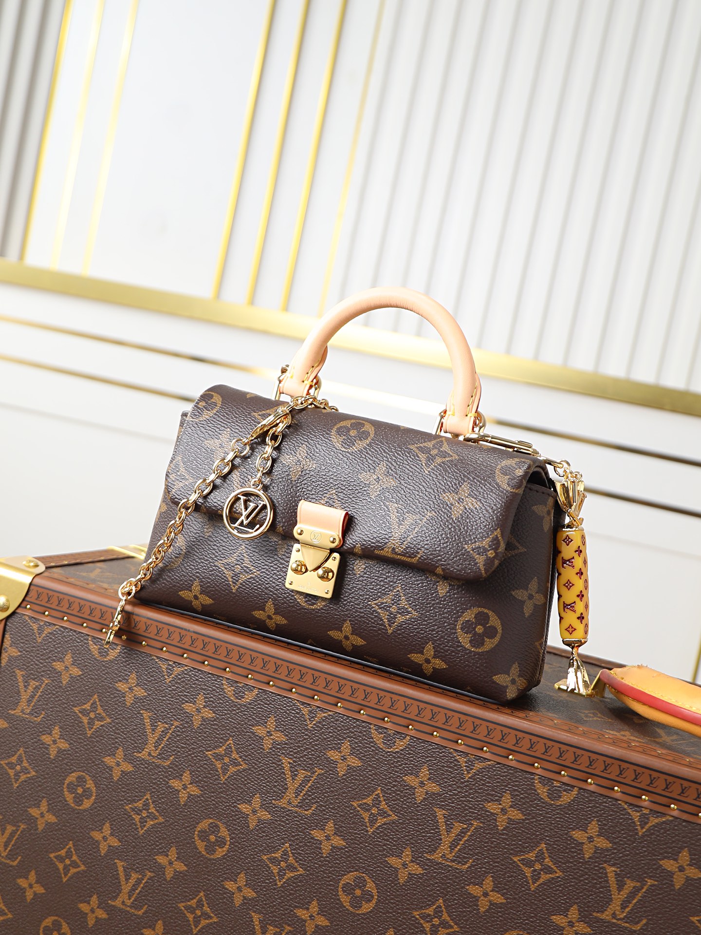 NO:773362,Top-quality original 163 transcoding chip all-steel hardware chain M28426 presbyopic Nano Madeleine handbag uses Monogram Empreinte leather to interpret the pocket version of the Madeleine handbag, with a classic S-lo lock and a detachable chain embellished with the Cire logo. Plenty of space to accommodate daily needs, suitable for hand, shoulder or crossbody. 12.5 x 6 x 21 cm (height x width x  Length), LV [top original order], louis vuitton19860909顶级原单163变码芯片全钢五金链条M28426老花本款 Nano Madeleine 手袋以 Monogram Empreinte 皮革演绎 Madeleine 手袋的袖珍版本,搭配经典 S-lo 锁扣和点缀 Cire 标识的可拆卸链条.充裕空间可容纳日常所需,手提、肩背或斜挎皆宜.12.5 x 6 x 21 厘米 (高 x 宽 x 长度),LV【顶级原单】,louis vuitton,Bag