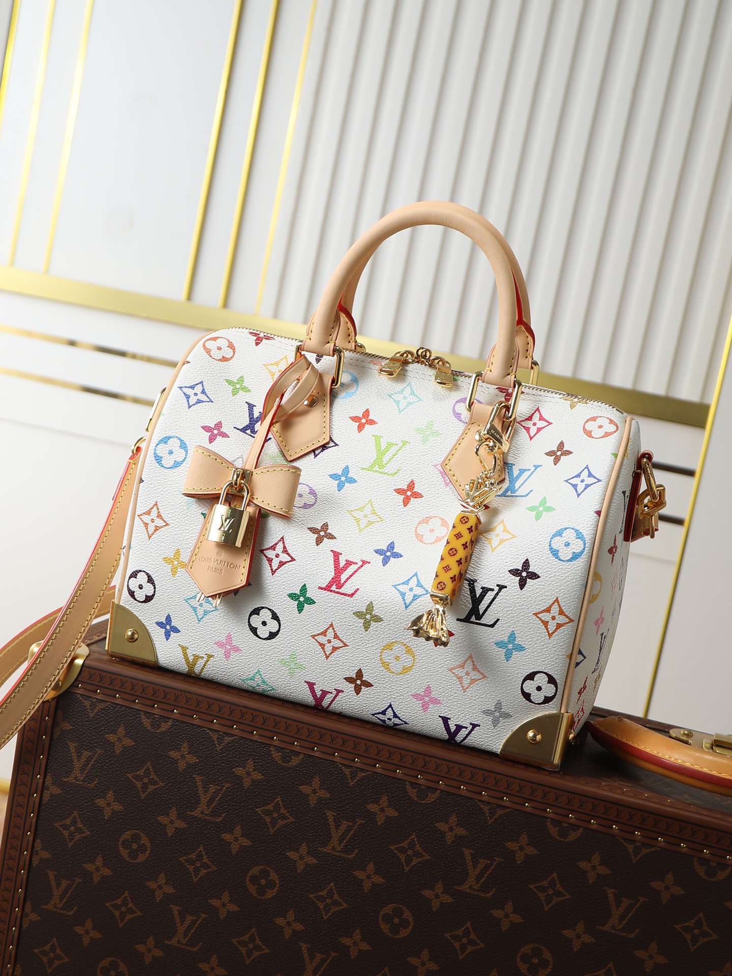 NO:773350,Top original single 163 transcoding chip, model M13085 three-color 25cm pillow bag. This sedy bandoulière 25 handbag uses the classic monogram pattern to render the bright colors of Japanese artist Takashi Murakami. Together with the bow-shaped key bag, it highlights the smart style of the Louis Vuitton x Takashi Murakami collaboration series. Made of cow leather toron  The handle and detachable and adjustable shoulder strap, dazzling padlock and corners quote the brand suitcase. Size 25×19×15cm, LV [top original order], louis vuitton, louis vuitton, cowhide19860909顶级原单163变码芯片,型号M13085三彩25cm枕头包 本款 sedy bandoulière 25 手袋为经典 monogram 图案渲染日本艺术家村上隆笔下的明丽色调,与蝴蝶结造型钥匙包一道彰显路易威登 x 村上隆合作系列的灵动风采.牛皮革塑造 toron 手柄和可拆卸并调节的肩带,耀目挂锁和包角援引品牌行李箱.尺寸25×19×15cm,LV【顶级原单】,louis vuitton,louis vuitton,cowhide,Bag