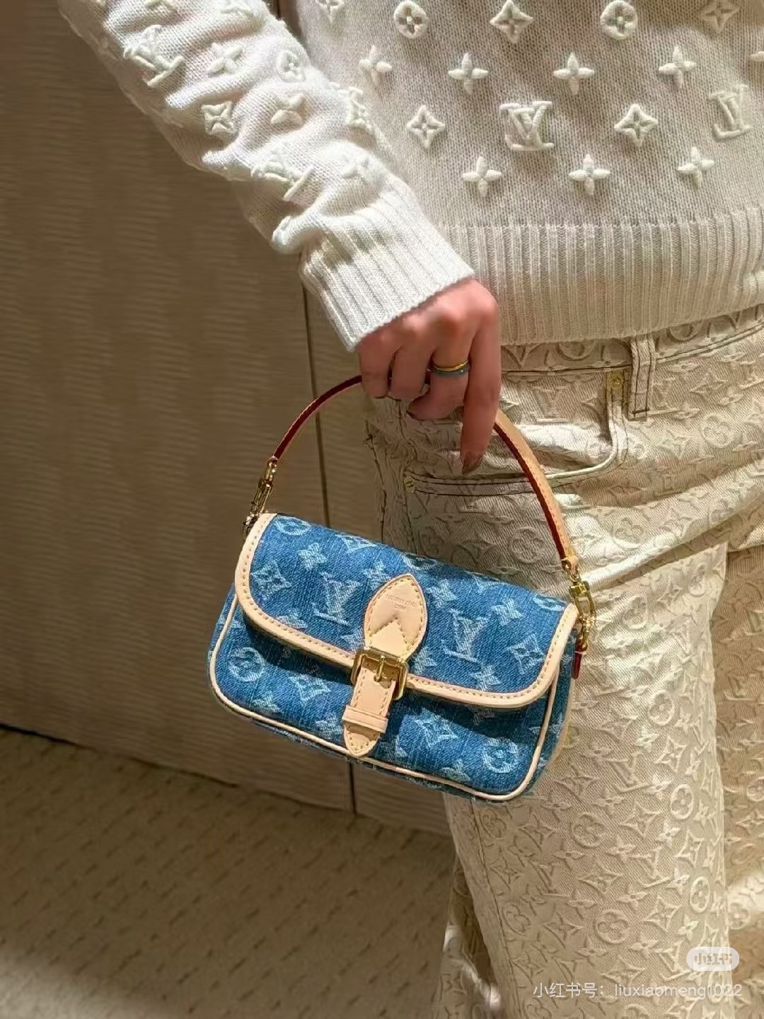 NO:773290,Top original 163 transcoding chip, model M27700 Blue denim mini baguette This Nano Diane handbag is made of denim to add novelty, and can be taken leisurely for weekend outings. The cotton bag creates a modern and avant-garde shape, with contrasting cow leather trim and unique metal parts. The detachable shoulder strap allows for multiple carrying methods and easy to switch styles. Dimensions 19 x 10.5 x 6 (cm) ((Length x Height x  wide), LV [top original order], louis vuitton, cowhide19860909顶级原单163变码芯片,型号M27700 蓝色牛仔mini法棍 本款 Nano Diane 手袋取材丹宁布添注新意,悠然随行周末出游.棉质包身塑就现代前卫造型,搭配撞色牛皮革饰边,缀饰别致金属件.可拆卸肩带实现多种背携方式,轻松切换造型. 尺寸19 x 10.5 x 6 (厘米) ((长 x 高 x 宽),LV【顶级原单】,louis vuitton,cowhide,Bag