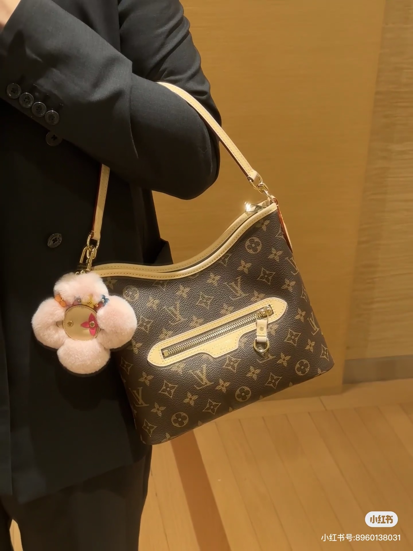 NO:773347,Top original order 163C01 transcoding chip [Lineup BB Shoulder Handbag] M28423 Presbyopia. It is in line with the fashion of the season and can also be a timeless companion across seasons. The iconic Monogram canvas is decorated with elegant cow leather trim and is equipped with an adjustable shoulder strap to meet the crossbody needs. The front pocket is designed to facilitate easy access to important items. The interior space is ample to accommodate daily needs and there is also room for a notebook. Size 25.5  x 22 x 10 centimeters, LV [top original order], louis vuitton, cowhide19860909顶级原单 163C01变码芯片【Lineup BB 单肩手袋】M28423 老花 契合当季风尚,亦可跨越时节隽永相伴.标志性 Monogram 帆布缀以优雅牛皮革饰边,搭载可调节肩带,满足斜挎需求.前袋设计便于随手取用重要物件,充裕内部空间可容纳日常所需,亦有笔记本余位.尺寸 25.5 x 22 x 10厘,LV【顶级原单】,louis vuitton,cowhide,Bag