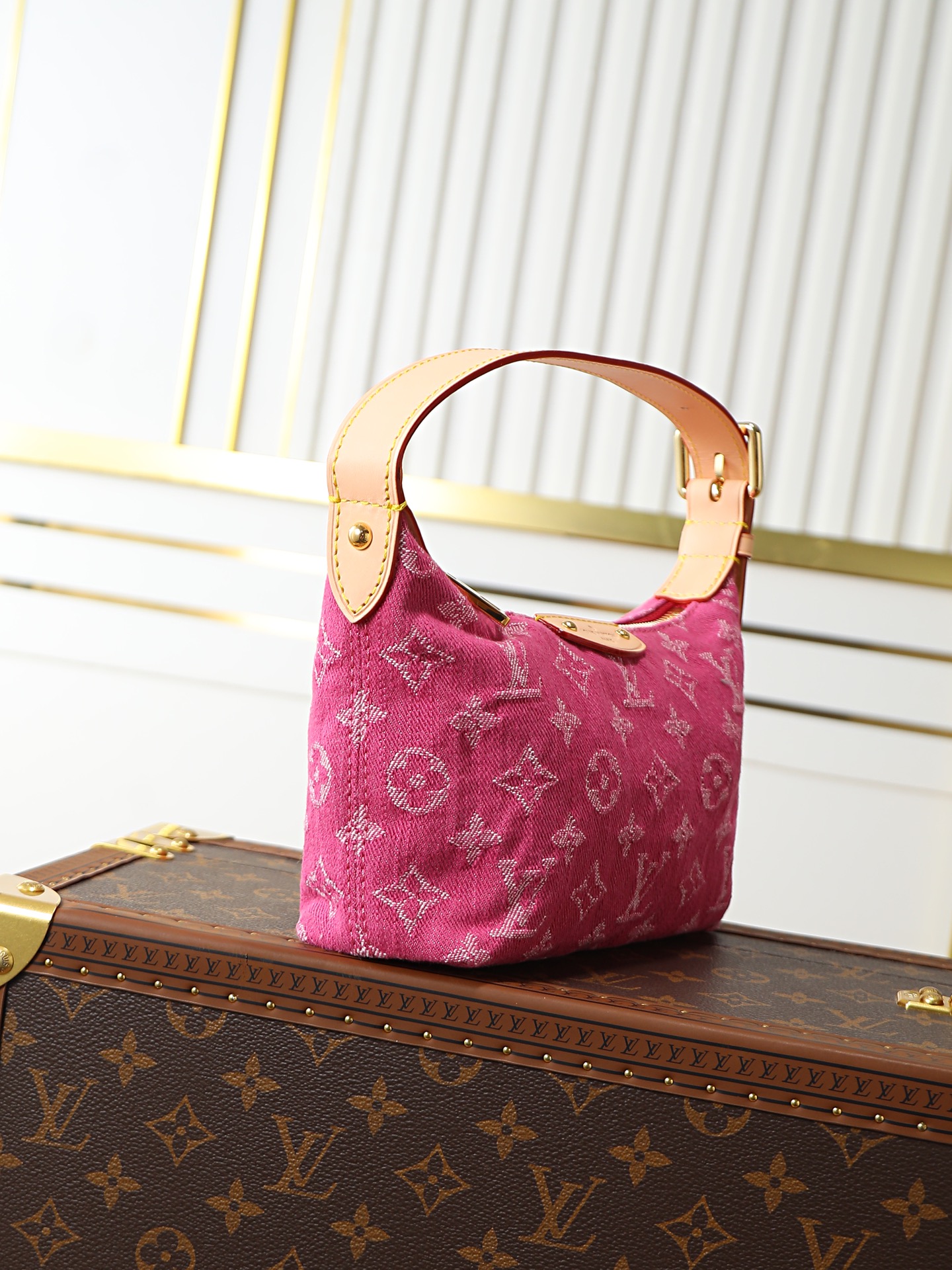 NO:812571,163 chip model M82949 rose red denim denim mini moon bag mini moon handbag mini moon handbag uses soft monogram emreinte, making eye-catching details such as the cire logo on the zipper puller shine like jewelry. Denim surface embroidered pea bag croissant small shoulder bag oo[handshake][handshake] lemon yellow adjustable shoulder strap for easy shoulder, elbow and hand carry. Detailed features hx20.5 x 6 x  16 cm (length x height x width)., LV [top quality original order], louis vuitton, satchels19860909163芯片型号M82949玫红牛仔 丹宁迷你月亮包 mini moon 手袋 mini moon 手袋选用柔软 monogram emreinte ,令拉链头的 cire 标识等瞩目细节映现珠宝般光辉.牛仔布面刺绣豌豆包牛角包小挎包oo[握手][握手]柠檬黄 可调节肩带方便肩背、肘挎和手提.详细特征hx20.5 x 6 x 16厘米(长度 x 高 x 宽).,LV【顶级原单】,louis vuitton,satchels,Bag