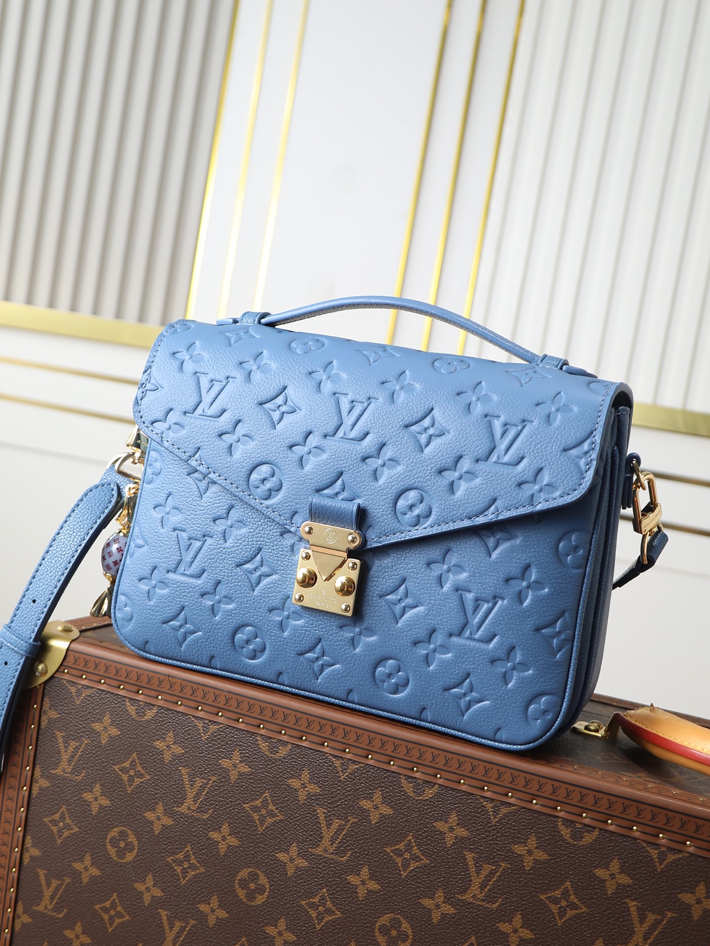 NO:812572,Top original order [dynamic 163c01 chip] model M27357 denim blue messenger bag, 41487 postman, [first-layer cowhide embossed] This Pochette Métis handbag is made of flexible Monogram Empreinte leather to condense the classic silhouette, and uses S-lock lock closure to pay tribute to the brand's traditional hard case. The ample configuration is equipped with a top handle and a detachable shoulder strap, suitable for shoulder or cross-body wear. 25.0 x  19.0 x 7.0 cm (length x height x width), LV [top quality original order], louis vuitton, cowhide19860909顶级原单【动态163c01芯片】型号M27357牛仔蓝邮差包,41487邮差,【头层牛皮压花】本款 Pochette Métis 手袋选用柔韧 Monogram Empreinte 皮革浓缩经典轮廓,以 S-lock 锁扣开合致意品牌传统硬箱.充裕构型配有顶部手柄和可拆卸肩带,肩背或斜挎皆宜. 25.0 x 19.0 x 7.0 厘米 (长 x 高 x 宽),LV【顶级原单】,louis vuitton,cowhide,Bag