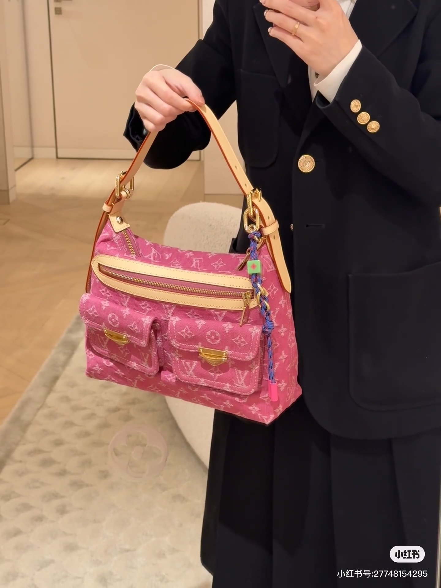 NO:812600,The top original 163 transcoding chip model M28266 rose red, M27329 blue denim Denim Rendez-Vous series presents a new limited edition Baggy handbag, which is cleverly decorated with a fun zipper puller. The classic denim bag body is paired with contrasting leather trim and metal parts, and each front pocket is embellished with unique buckles. The right size can be used to store all the things you need for a weekend trip in the city. 30 x 22 x 13 (cm) ((Length x Height)  x width), LV [top original order], louis vuitton19860909顶级原单163变码芯片型号M28266玫红,M27329蓝牛仔Denim Rendez-Vous 系列呈献新款限量 Baggy 手袋,以趣致拉链头挂饰巧妙点睛.经典丹宁布包身搭配撞色皮革饰边与金属件,每个前袋均点缀别致插扣.恰宜尺寸可收纳城市周末出游所需.30 x 22 x 13 (厘米) ((长 x 高 x 宽),LV【顶级原单】,louis vuitton,Bag