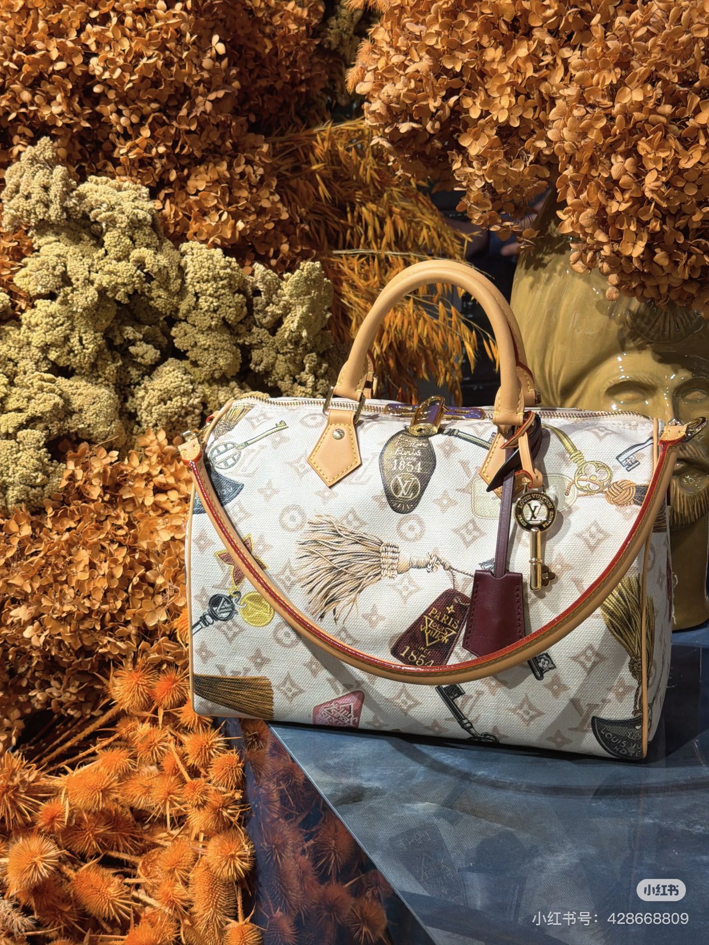 NO:857263,[Top Enhanced Version] Counter-matched 163C01 transcoding chip M29377 leather, authentic development, counter-matched pattern, this Getaway Speedy 30 Soft handbag is from the Flight Mode series, meeting the needs of travel enthusiasts. The bag body is made of horizontally printed canvas, echoing this season's ready-to-wear patterns. Sufficient capacity to easily store weekend travel needs. The logo key bag and detachable keychain add the finishing touch. 30 x 21 x 17 (cm)  ((length x height x width), LV [top original order], louis vuitton, keychain19860909【顶级加强版】对柜163C01变码芯片 M29377皮料,正品开发,专柜对版花料,本款 Getaway Speedy 30 Soft 手袋出自 Flight Mode 系列,契合旅行爱好者需求.包身取材横向印花帆布,呼应本季成衣图案.充裕容量轻松收纳周末出行所需.标识钥匙包与可拆卸钥匙扣平添点睛之笔.30 x 21 x 17 (厘米) ((长 x 高 x 宽),LV【顶级原单】,louis vuitton,keychain,Bag
