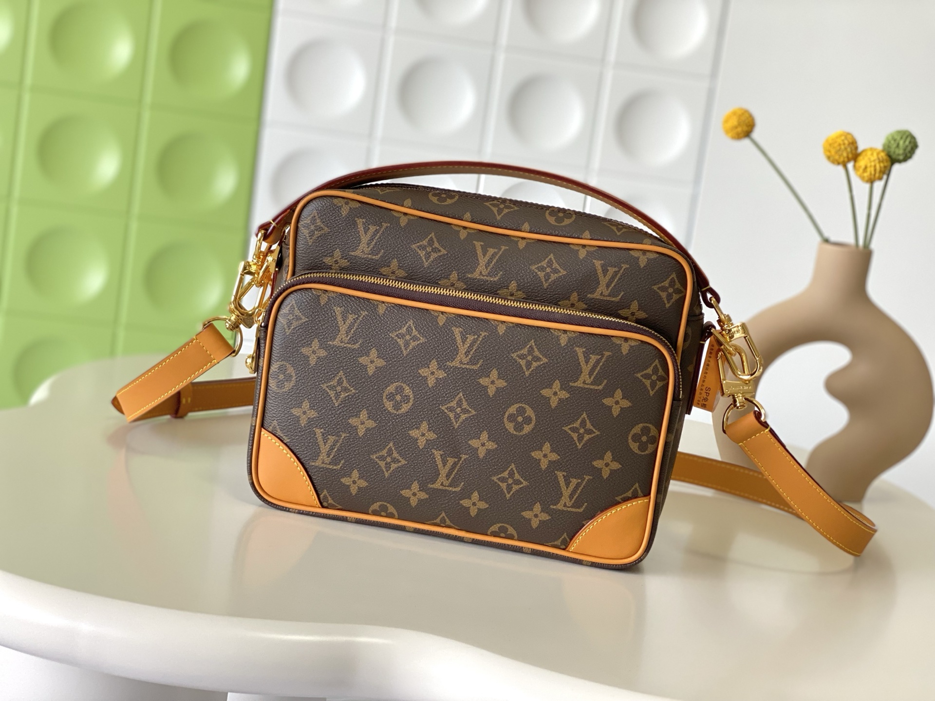 NO:812609,Top original single 163 transcoding chip [NIL Large Messenger Handbag] M27852 Presbyopic (retro) Nil large crossbody bag is made of Monogram coated canvas, which is further enlarged based on the original Nil handbag designed by Pharrell Williams. The distressed leather trim outlines reinforced corners and borders. The zippered front pocket is convenient for accessing personal belongings, and the detachable handle and detachable and adjustable shoulder strap enrich the carrying options. Size 28.5 x  20 x 11.5 cm, LV [top quality original order], louis vuitton, satchels, crossbody bags19860909顶级原单163变码芯片【NIL 大号邮差手袋】M27852 老花（复古）Nil 大号斜挎包取材 Monogram 涂层帆布,在 Pharrell Williams 设计的原版 Nil 手袋基础上进一步放大.做旧皮革饰边勾勒加固包角和镶边.拉链前袋方便取放随身用品,可拆卸手柄与可拆卸并调节的肩带丰富背携选择. 尺寸28.5 x 20 x 11.5 厘米,LV【顶级原单】,louis vuitton,satchels,crossbody bags,Bag