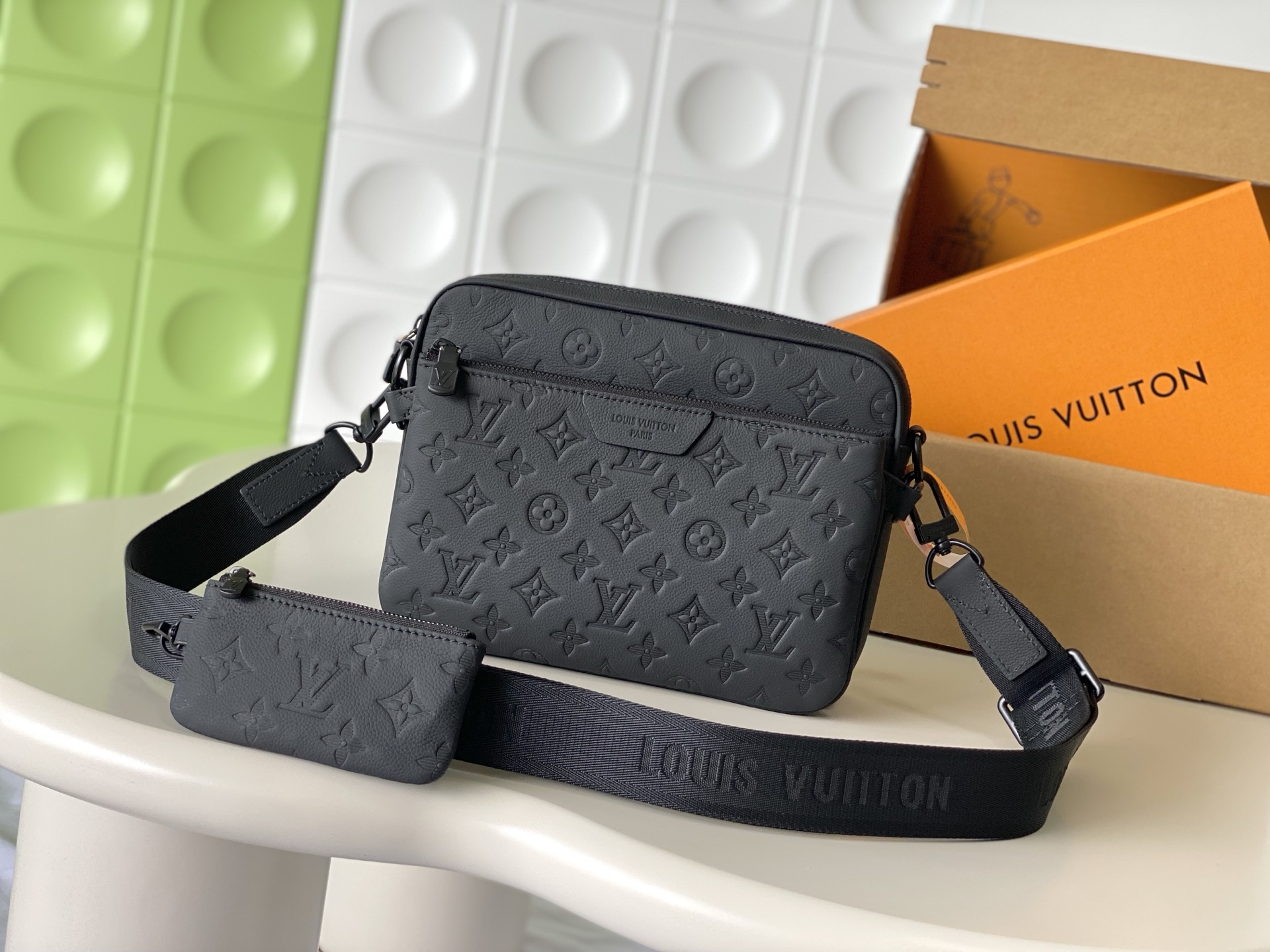 NO:857245,Top original 163 transcoding chip model number M26713 black new messenger bag This Trio Messenger messenger bag is made of soft Monogram Shadow cow leather, with Monogram Shadow leather straps and main bag. The zippered front bag, shoulder straps and coin purse embellished on it are all detachable. The shoulder straps are also adjustable to ensure a comfortable fit. 18.5 x 7 x 25 cm (height x width x  length), LV [top original order], louis vuitton, wallets, cowhide19860909顶级原单163变码芯片款号M26713黑 新款邮差包本款 Trio Messenger 邮差包取材柔软 Monogram Shadow 牛皮革,搭配 Monogram Shadow 皮革袢带与主袋.拉链前袋、肩带与点缀其上的零钱包均可拆卸.肩带亦可调节,确保背携舒适贴合.18.5 x 7 x 25 厘米 (高 x 宽 x 长度),LV【顶级原单】,louis vuitton,wallets,cowhide,Bag