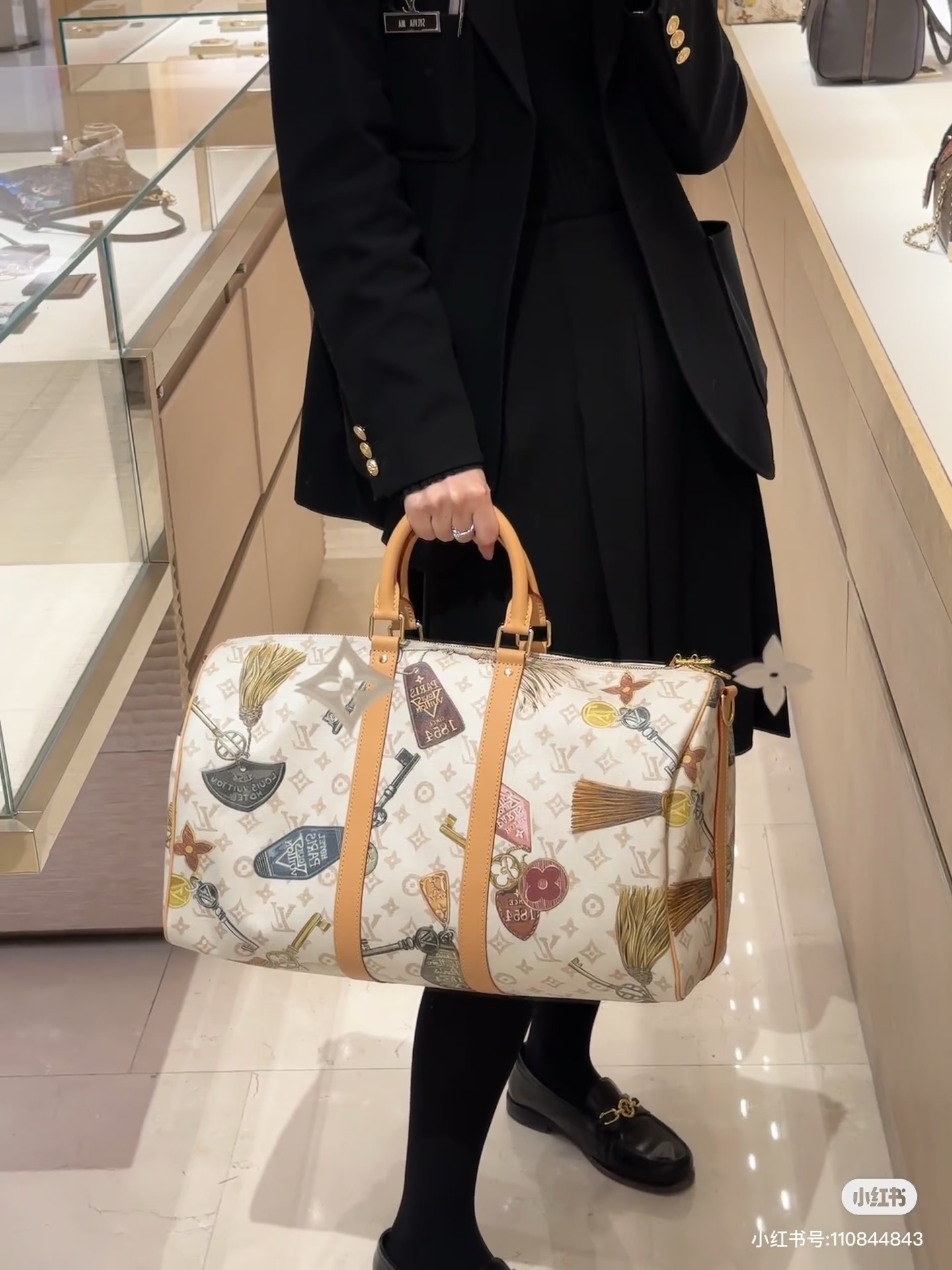 NO:857274,[Top Enhanced Version] Counter-matching 163C01 transcoding chip, genuine development, counter-matching pattern, model number M28780 leather This Keepall Bandoulière 45 travel bag is made of Monogram Dune canvas, with a linen-cotton blend to present a retro hotel key pattern. The sophisticated fabric lining and zipper bag create a compact internal space, and the rolled leather top handle and detachable and adjustable leather shoulder strap allow for multiple carrying methods. 45 x  27 x 20 cm (length x height x width), LV [top quality original order], louis vuitton19860909【顶级加强版】对柜163C01变码芯片,正品开发,专柜对版花料,款号M28780皮料  本款 Keepall Bandoulière 45 旅行袋取材 Monogram Dune 帆布,以亚麻棉布混纺呈现复古酒店钥匙图案.考究织物内衬和拉链袋成就精巧内部空间,辊压皮革顶部手柄和可拆卸并可调节的皮革肩带实现多种背携方式. 45 x 27 x 20 厘米 (长度 x 高 x 宽),LV【顶级原单】,louis vuitton,Bag