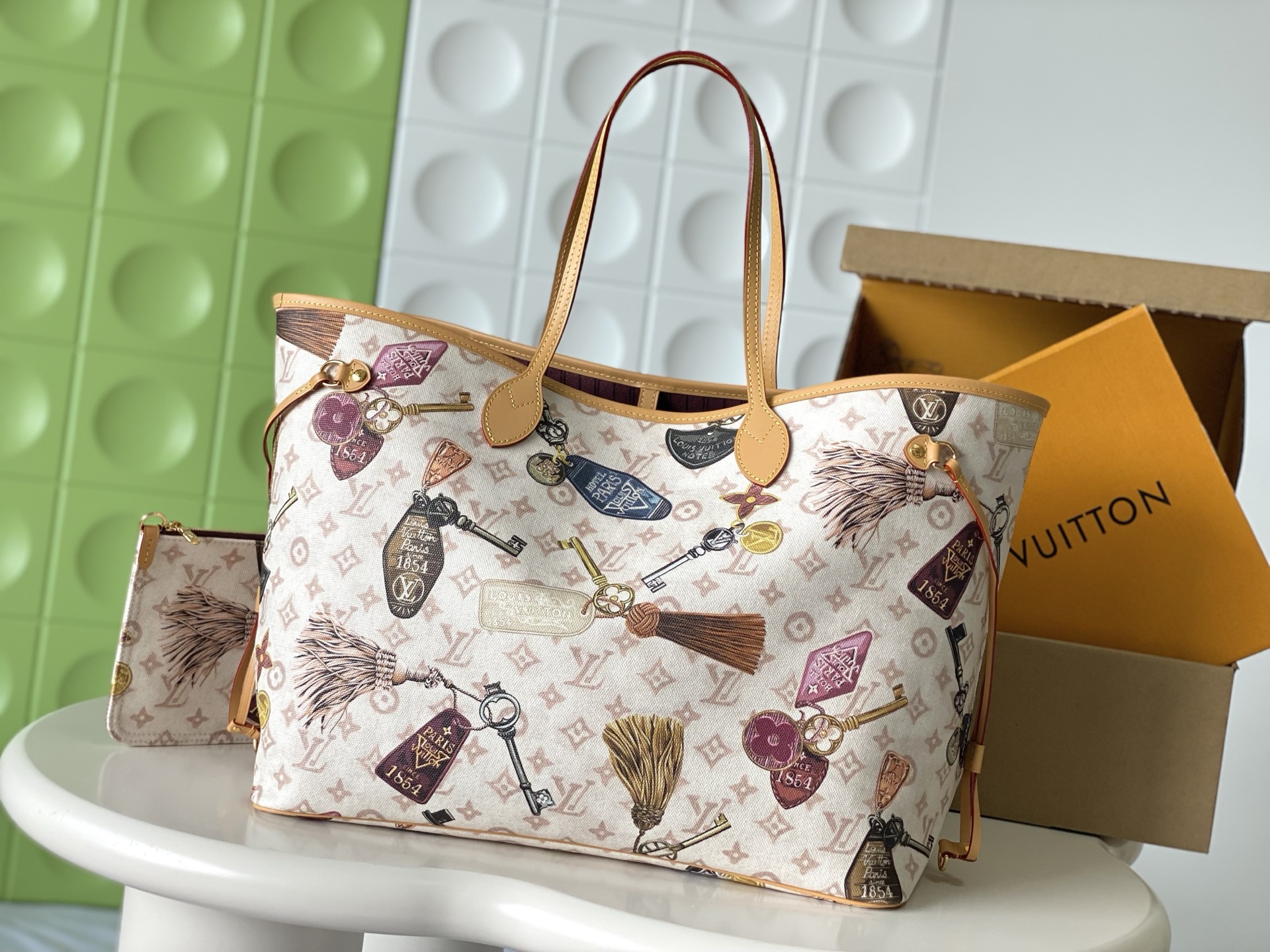 NO:857293,[Top Enhanced Version] Counter-matching code chip M29449 leather, genuine development, counter-matching pattern, hand [Neverfull large handbag] M29449 white flower badge silk screen Getaway xph capsule series new presentation Neverfull  A large handbag with a vibrant horizontal print that echoes the ready-to-wear collection. The linen and coated canvas body is paired with cow leather trim and a contrasting fabric lining. There is plenty of space to easily fit a laptop and other daily necessities, and the detachable zippered inner bag allows for flexible storage, making it a fashionable choice for commuting and travel. Dimensions 55 x 32 x 19 cm, LV [top original], louis vuitton, cowhide19860909【顶级加强版】对柜变码芯片 M29449皮料,正品开发,专柜对版花料,手【Neverfull 大号手袋】M29449 白花徽章丝印 Getaway xph胶囊系列焕新呈现 Neverfull 大号手袋,铺陈活力横向印花,与成衣系列遥相呼应.亚麻和涂层帆布包身搭配牛皮革饰边与撞色织物内衬.充裕空间轻松装入笔记本电脑及其他日常所需,可拆卸拉链内袋便于灵活收纳,成就通勤与出行的时尚之选. 尺寸 55x 32 x 19厘米,LV【顶级原单】,louis vuitton,cowhide,Bag