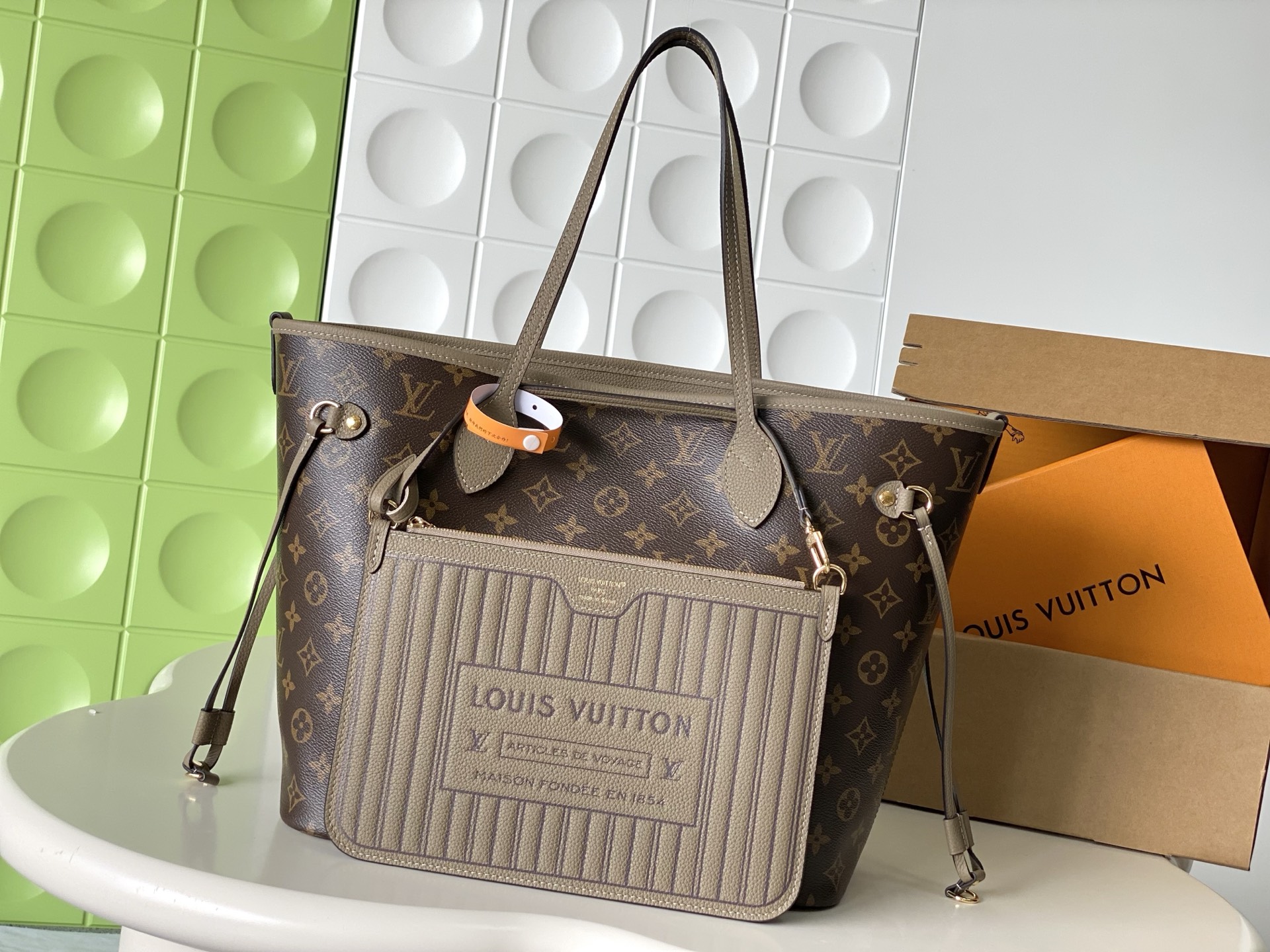 NO:812823,[Top Enhanced Version] Counter-to-counter 163C01 transcoding chip, genuine development, counter-to-version first-layer leather, model M25664 Khaki Neverfull Inside Out Medium handbag uses Monogram canvas and grained leather to interpret a new double-sided design. Its detachable pocket can easily be transformed into an outer bag or a compact shoulder bag. Size 31*28*14cm, LV [top original order], louis vuitton, backpacks19860909【顶级加强版】对柜163C01变码芯片,正品开发,专柜对版头层皮 ,型号M25664卡其 Neverfull Inside Out 中号手袋以 Monogram 帆布与粒面皮革演绎崭新双面设计,其可拆卸口袋便于轻松化身外袋或精巧肩背包.尺寸31*28*14cm,LV【顶级原单】,louis vuitton,backpacks,Bag