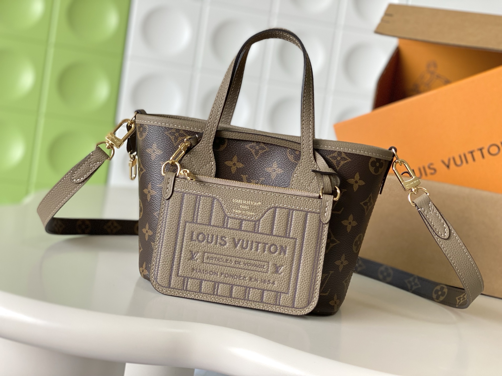 NO:812827,[Top Enhanced Version] Counter-matched 163C01 transcoding chip, genuine development, counter-matched first-layer leather, model M28349 khaki, this season, the iconic Neverfull handbag is reversible. Bandoulière Inside Out  The BB version is made of iconic Monogram canvas with grained leather on the back. It comes with a removable zippered bag that can be used alone or attached as an external pocket. Glittering gold hardware adds the final touch. It also features a removable strap that allows for cross-body wear. Dimensions 24 x 14 x 9 cm, LV [Top Original], louis vuitton19860909【顶级加强版】对柜163C01变码芯片,正品开发,专柜对版头层皮 ,型号M28349卡其,本季,标志性的Neverfull手提包是可逆的.Bandoulière Inside Out BB版由标志性的Monogram帆布制成,背面有粒面皮革.它配有一个可拆卸的拉链袋,可以单独使用,也可以作为外部口袋附着.闪闪发光的金色硬件增添了最后的触感.它还具有可拆卸的带子,允许斜挎. 尺寸24 x 14 x 9厘米,LV【顶级原单】,louis vuitton,Bag