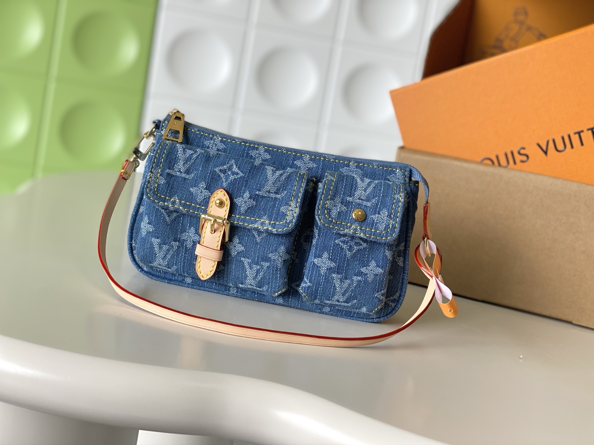 NO:812835,[Top enhanced version] Counter-to-counter 163C01 transcoding chip, genuine development, counter-to-version first-layer leather, model: M27602 This model Pochette Accessories Cargo  The handbag embodies modern urban style. The GOTS (Global Organic Textile Standard) certified cotton body is paired with smooth cowhide leather trim and metal parts, which makes it more elegant. The versatile design is equipped with a detachable strap for multiple carrying methods, and the front pocket is designed for easy access to small items. 23.5 x 14 x 3 (cm) ((Length x Height x Width)), LV [Top Original Order], louis vuitton, cowhide19860909【顶级加强版】对柜163C01变码芯片,正品开发,专柜对版头层皮 ,型号；M27602 本款 Pochette Accessories Cargo 手袋演绎现代都市风尚.GOTS（全球有机纺织品标准）认证棉质包身巧搭光滑牛皮革饰边与金属件,倍显雅致风范.百搭设计配以可拆卸饰带,实现多种背携方式,前袋设计便于随手取放小物.23.5 x 14 x 3 (厘米) ((长 x 高 x 宽),LV【顶级原单】,louis vuitton,cowhide,Bag